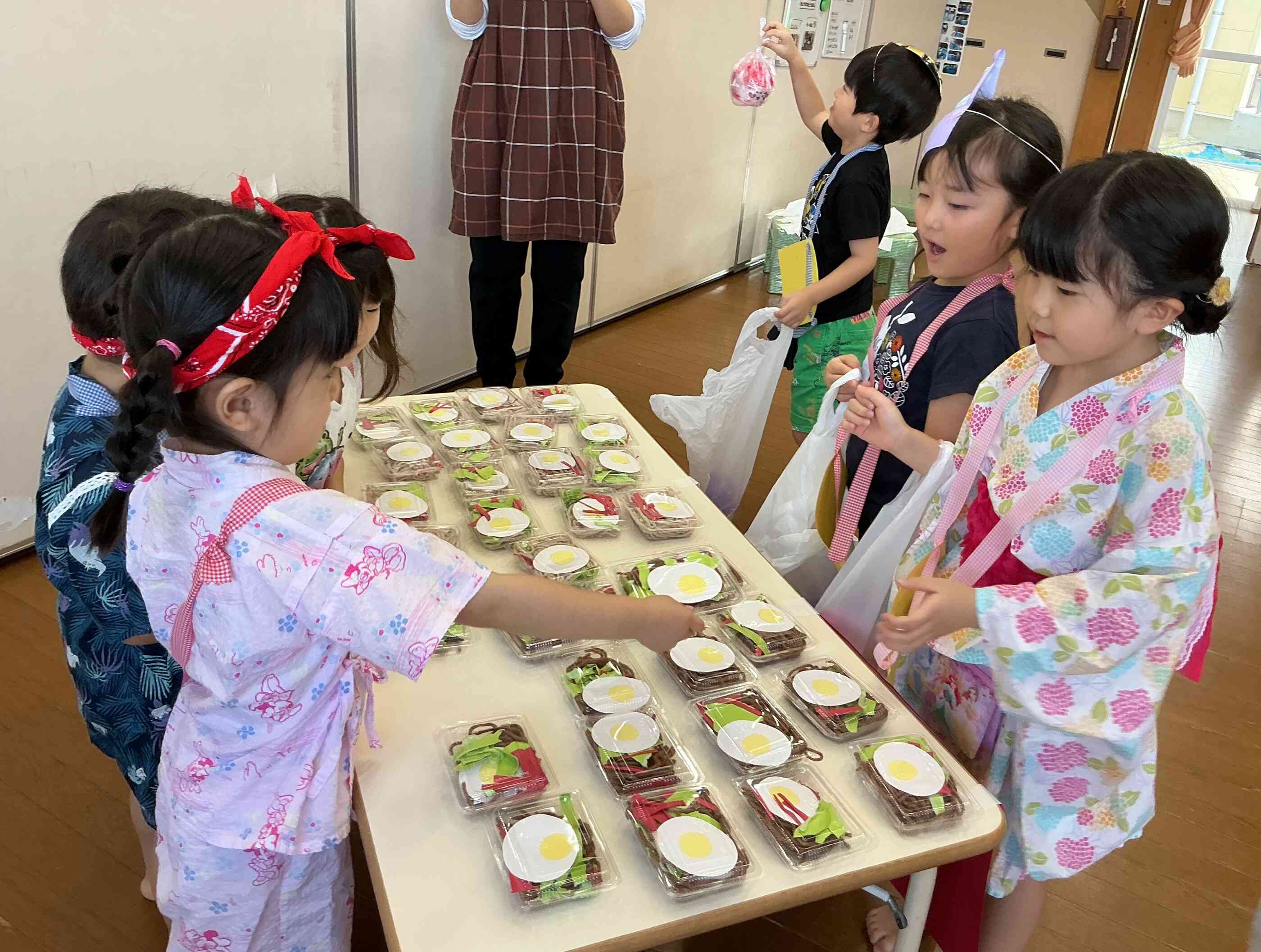 『焼きそばはいかがですか~』保育園のみんなで夏祭りをしました。