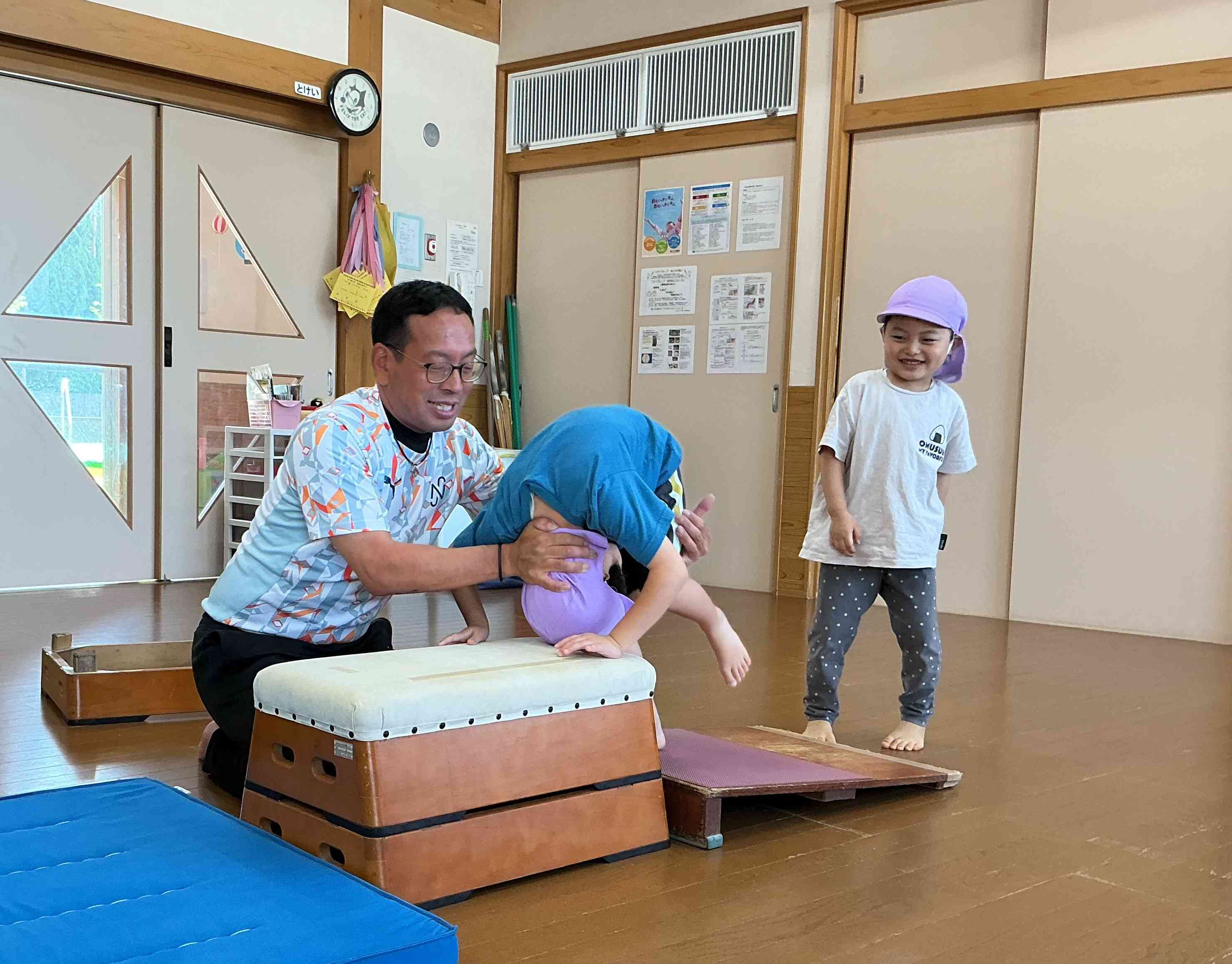 友だちが後ろから応援しています。(小さいきりん組)