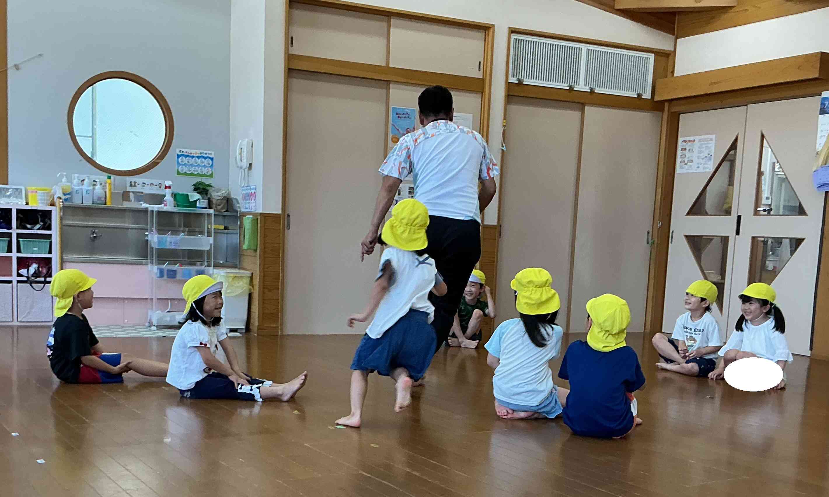 室内でできる鬼ごっこを教えてもらいました。(大きいきりん組)