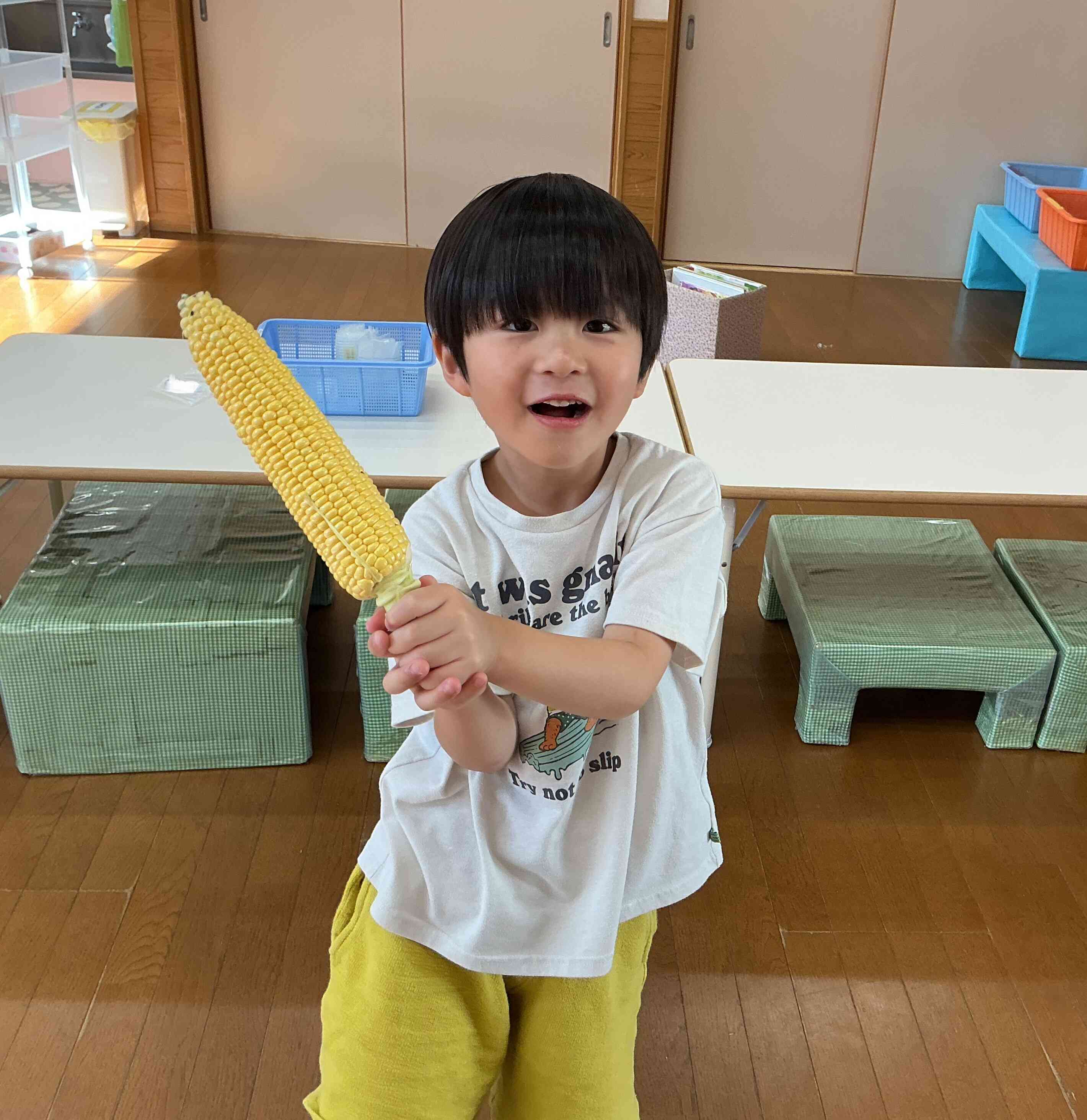 とうもろこしの皮剥き(大きいきりん組)（5歳児）