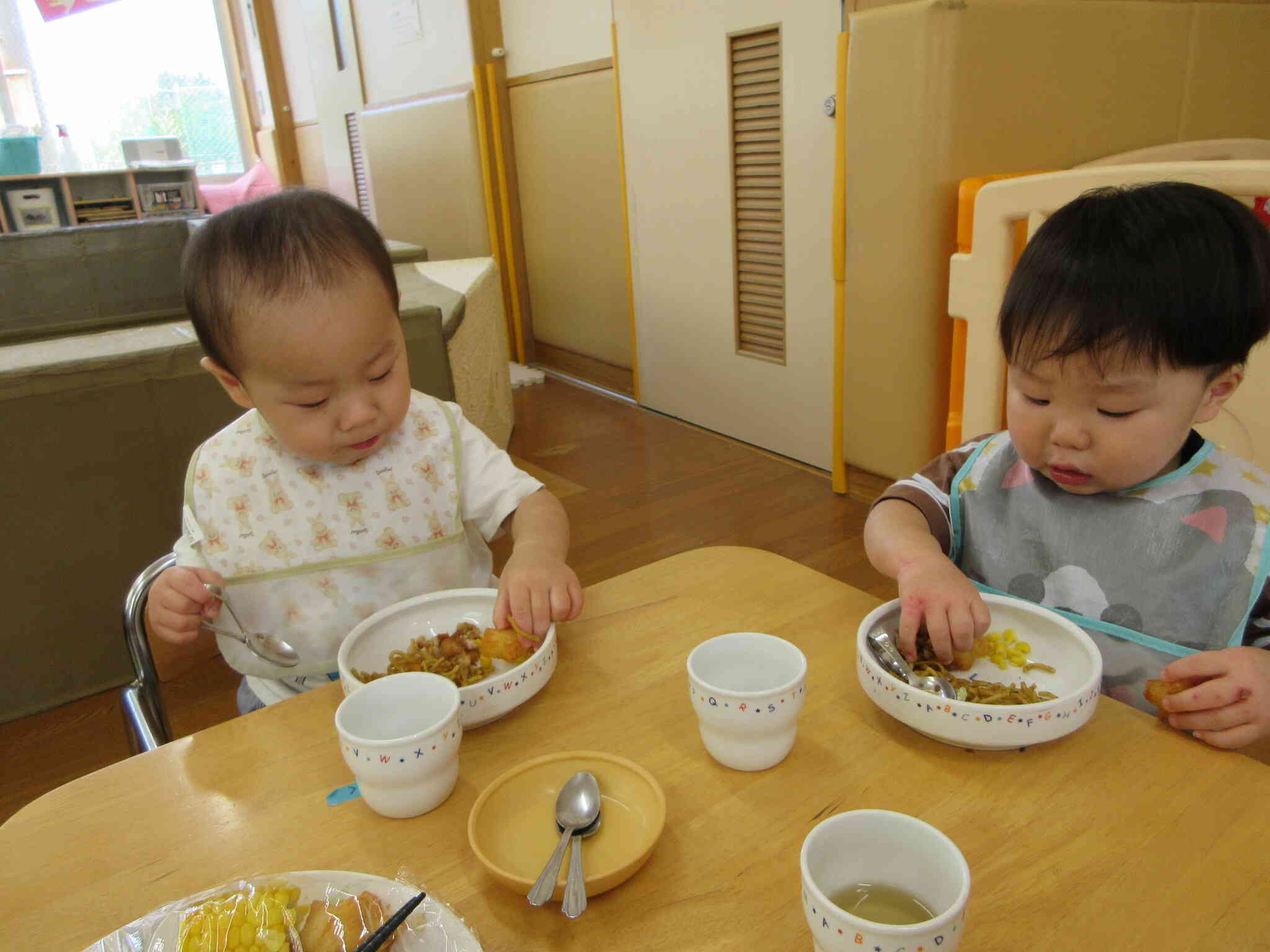 手づかみでもぐもぐ♬友だちと一緒に食べると美味しいね。(りす組)