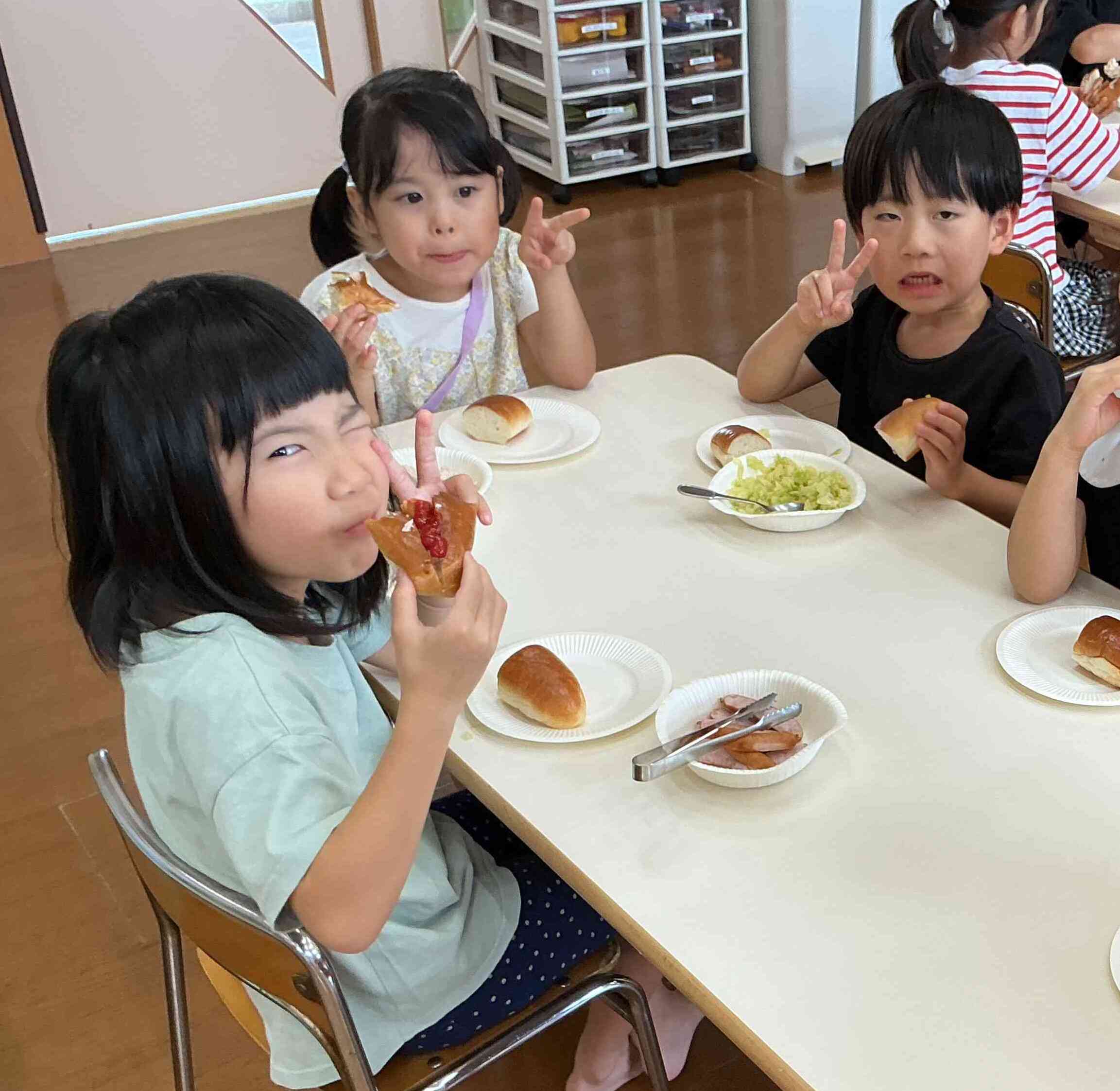 ホットドッグ作り（大きいきりん　小さいきりん組）