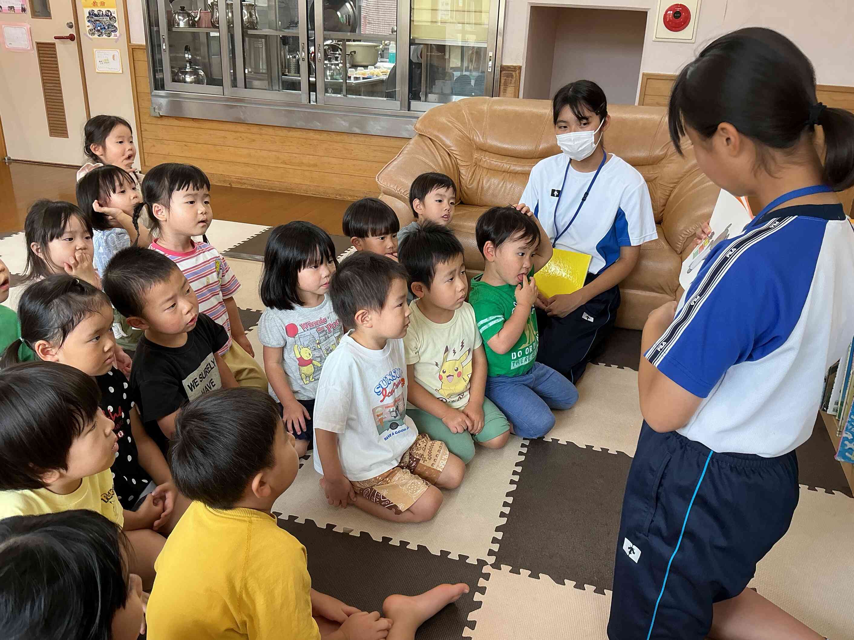 絵本の読み聞かせ