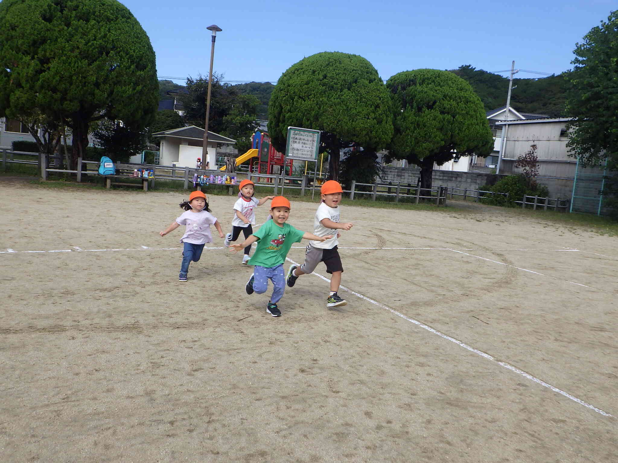 ～かけっこ～ ぱんだ組（3歳児）は、トラック半周を走ります。