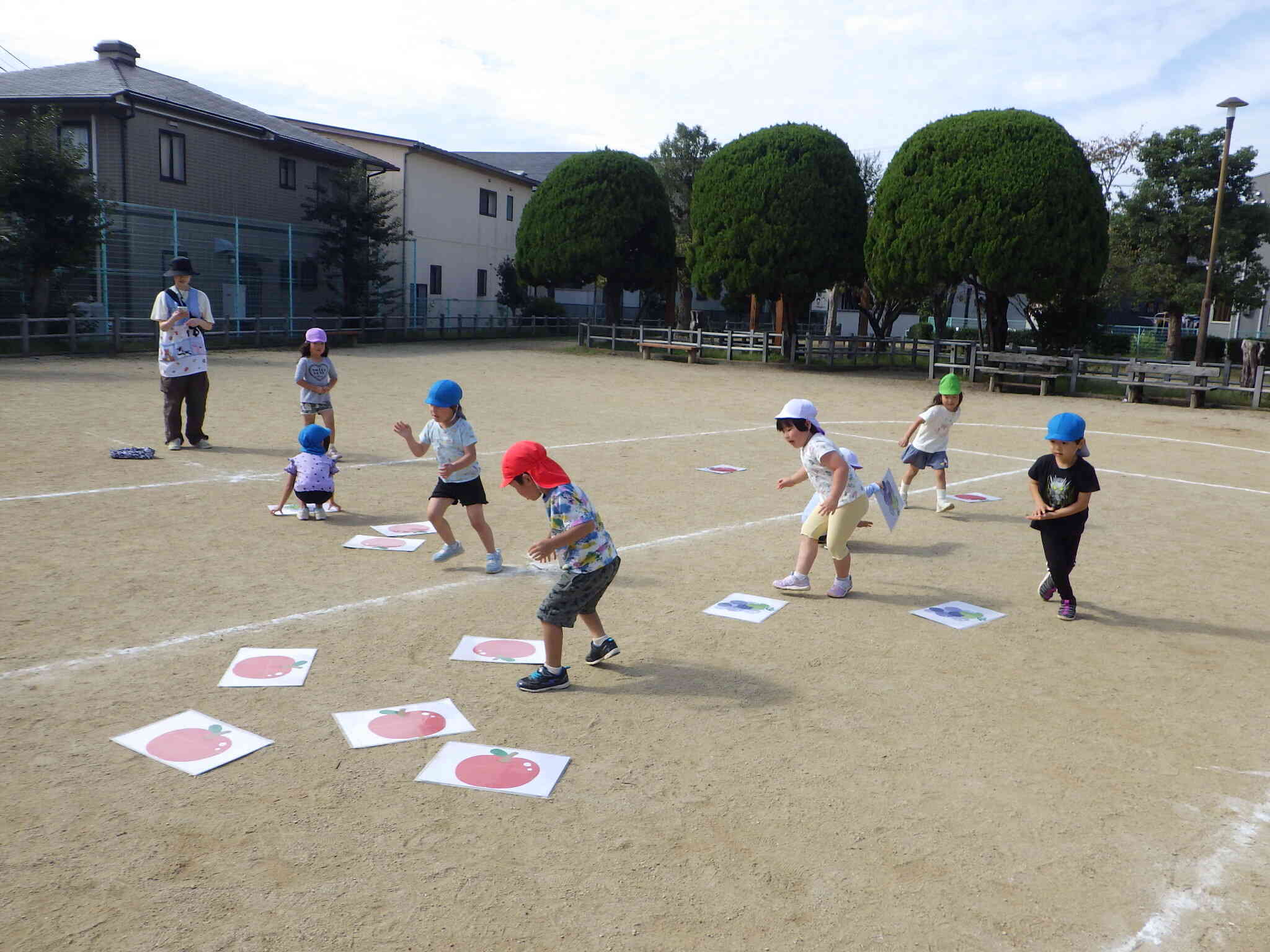 小さいきりん組（4歳児）さんは、カードめくりを特訓中！！