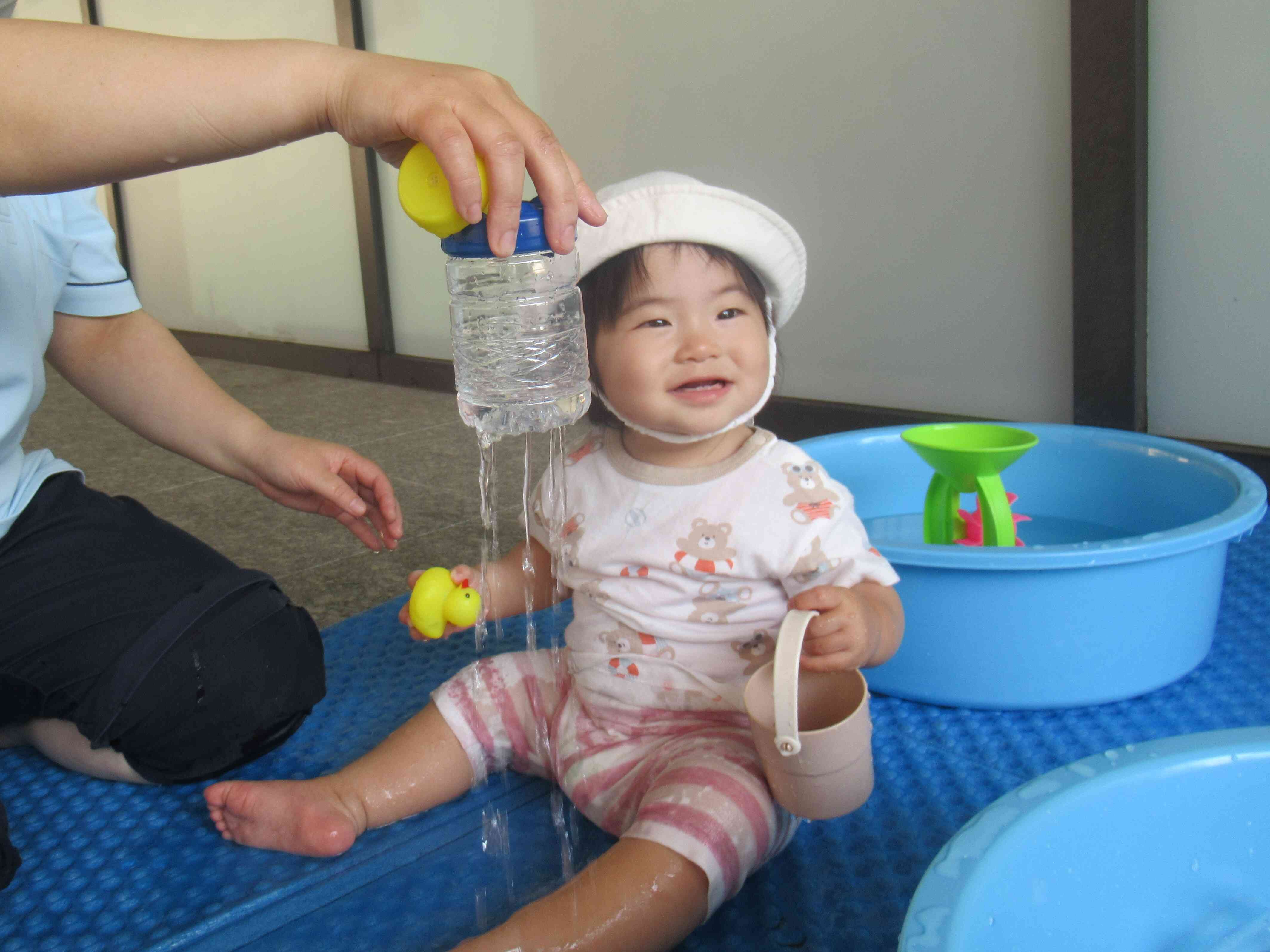 水遊び（0歳児さん）｜ニチイキッズせいせき桜ヶ丘駅前保育園｜ニチイ
