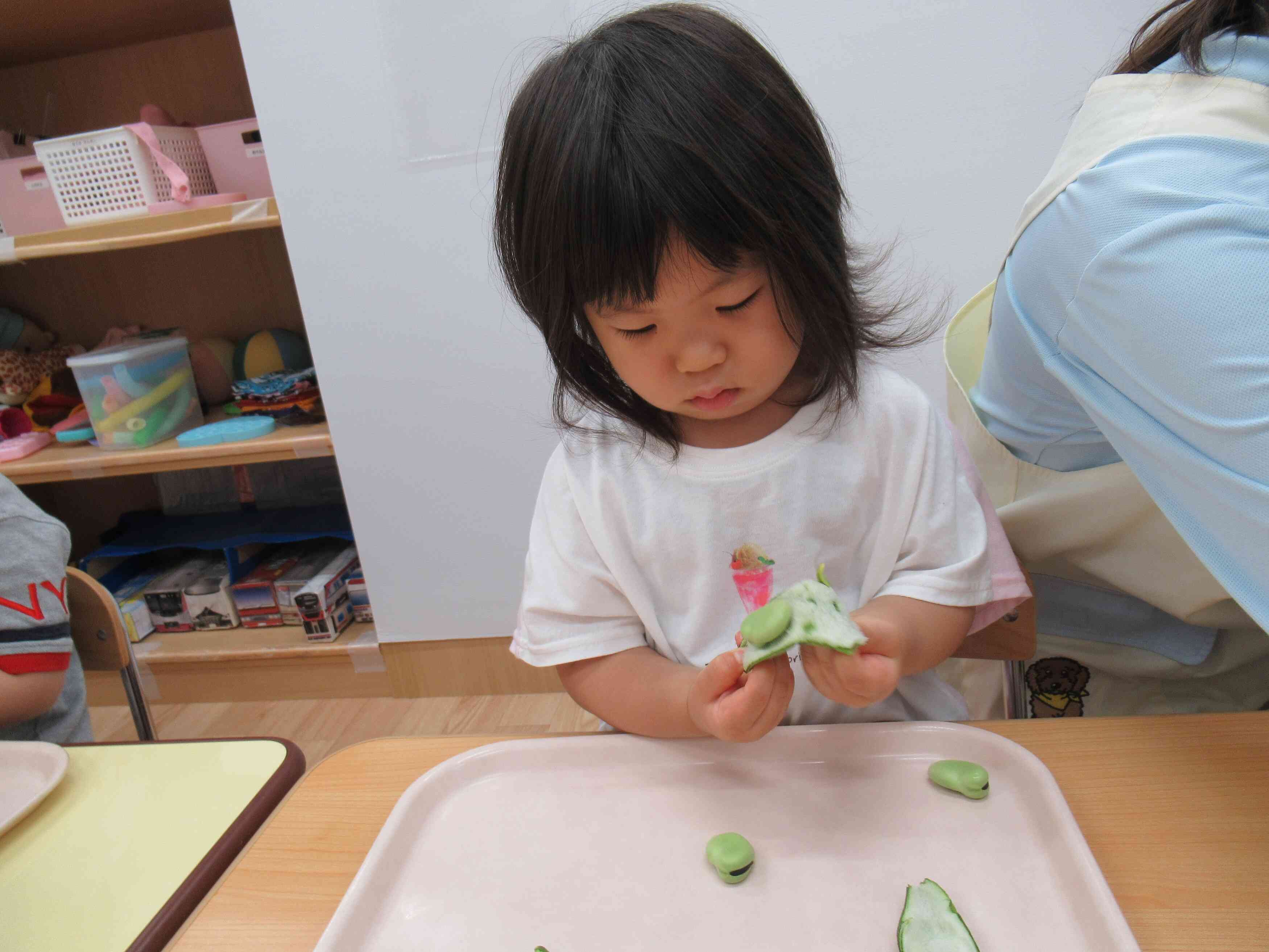 5月の食育は「そら豆をさやから出そう」