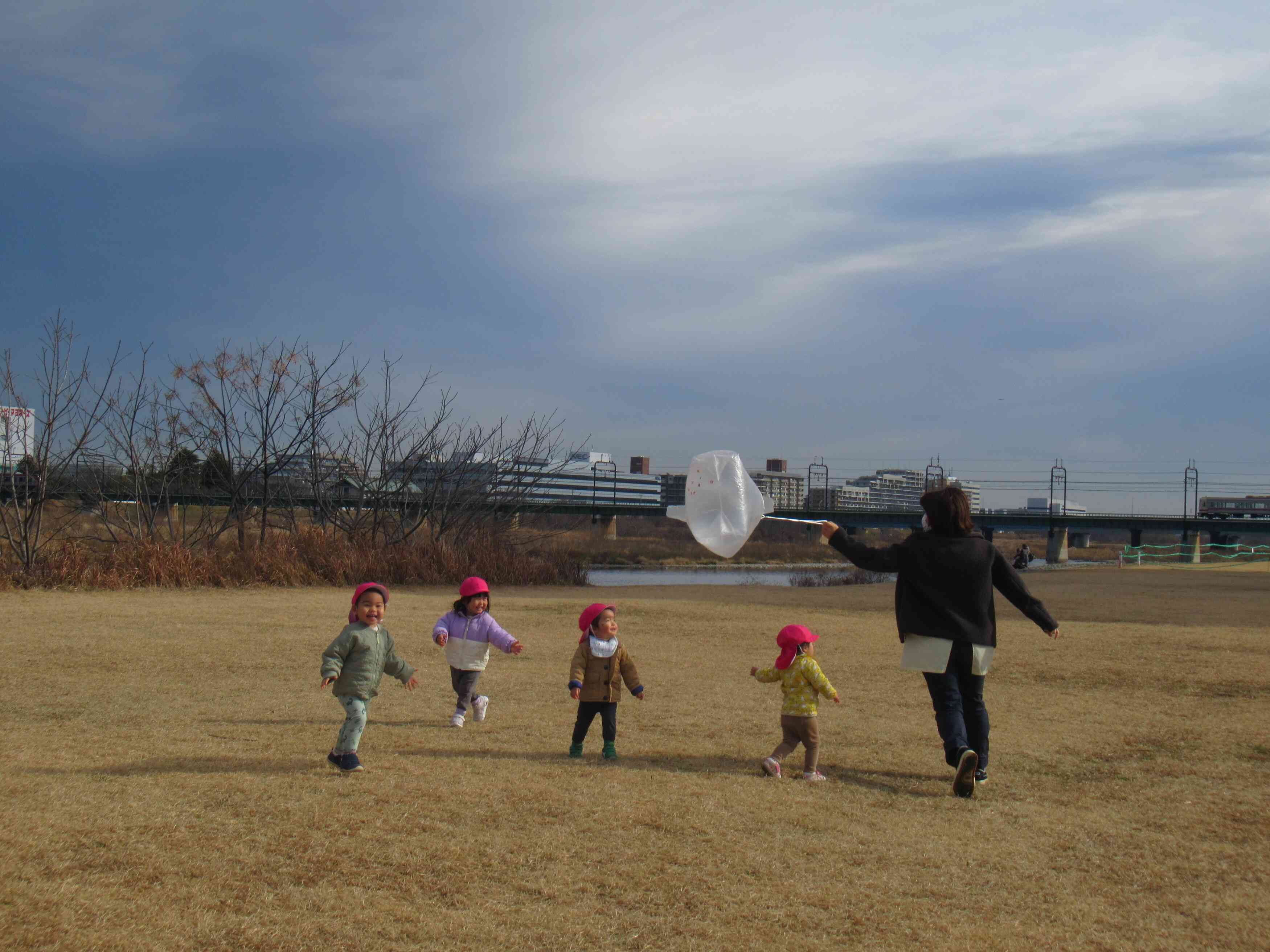 河原で手作り凧揚げしたよ♪