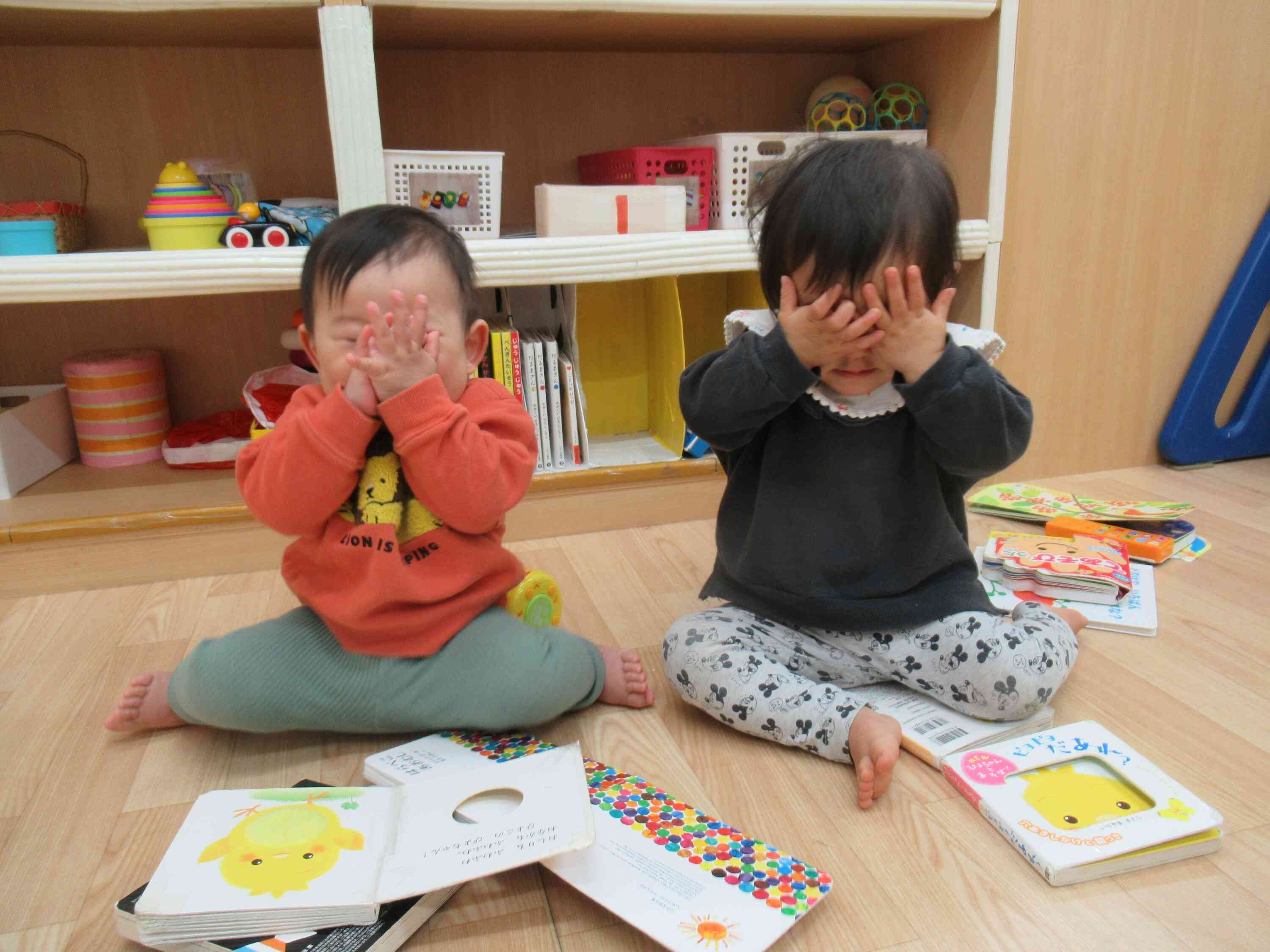 室内あそび（0歳児クラス）