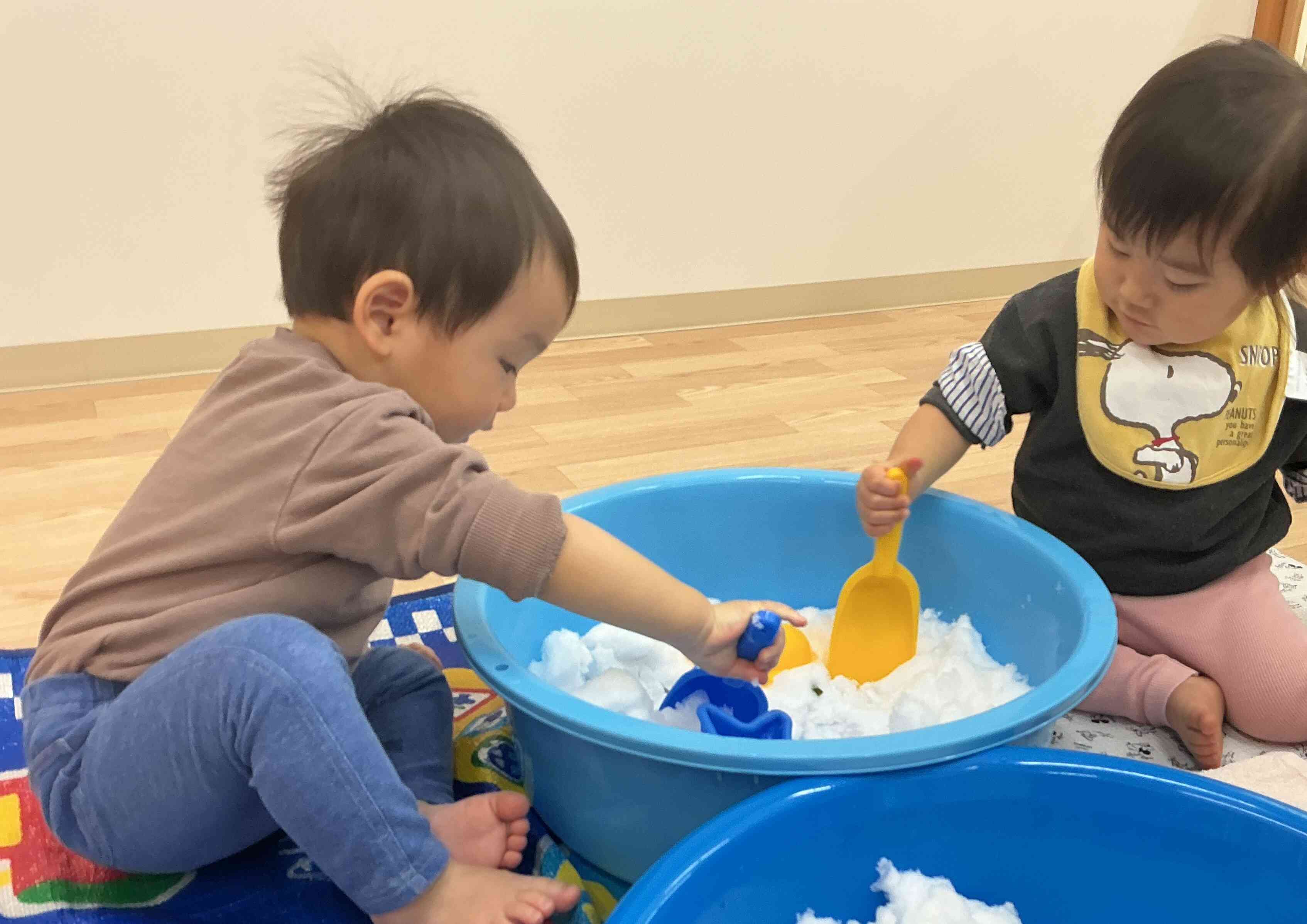 雪あそび（0歳児クラス）