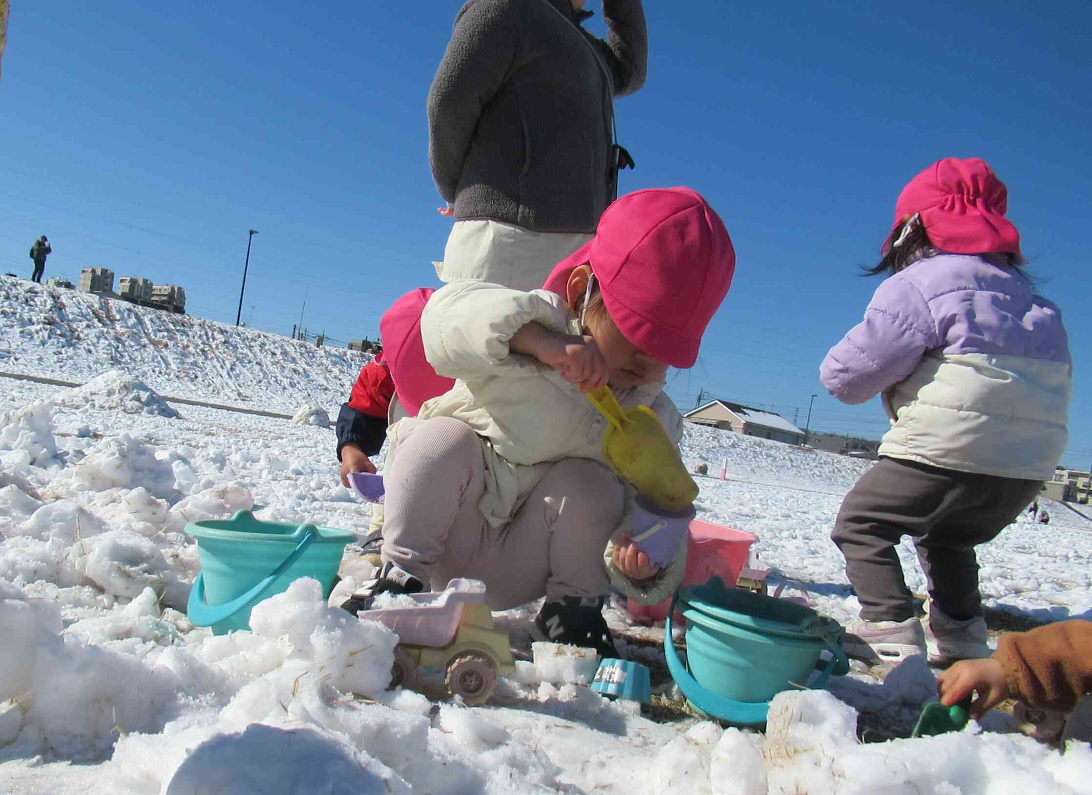 雪あそび（1歳児クラス）
