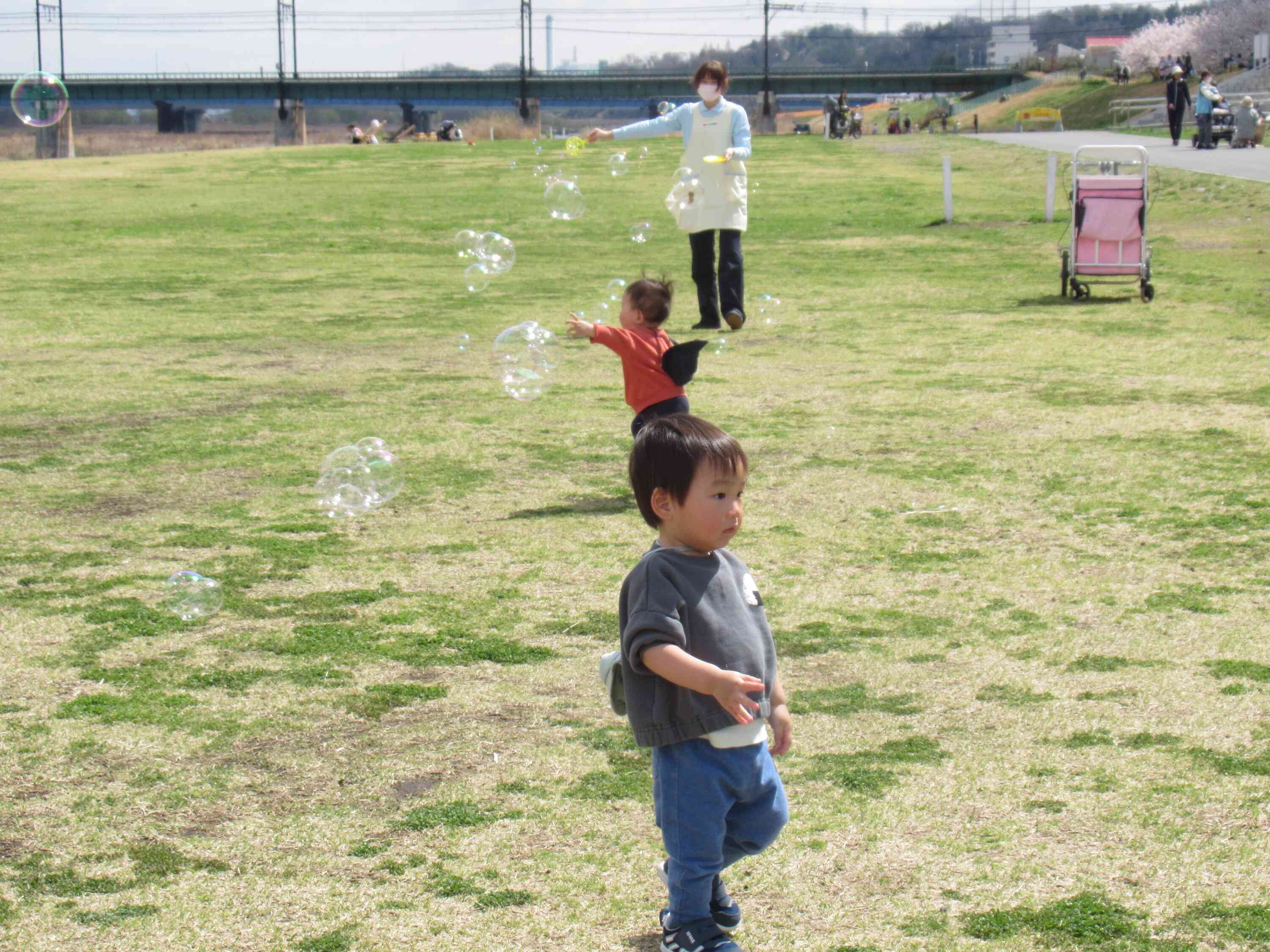 河原でシャボン玉あそびをしました♪
