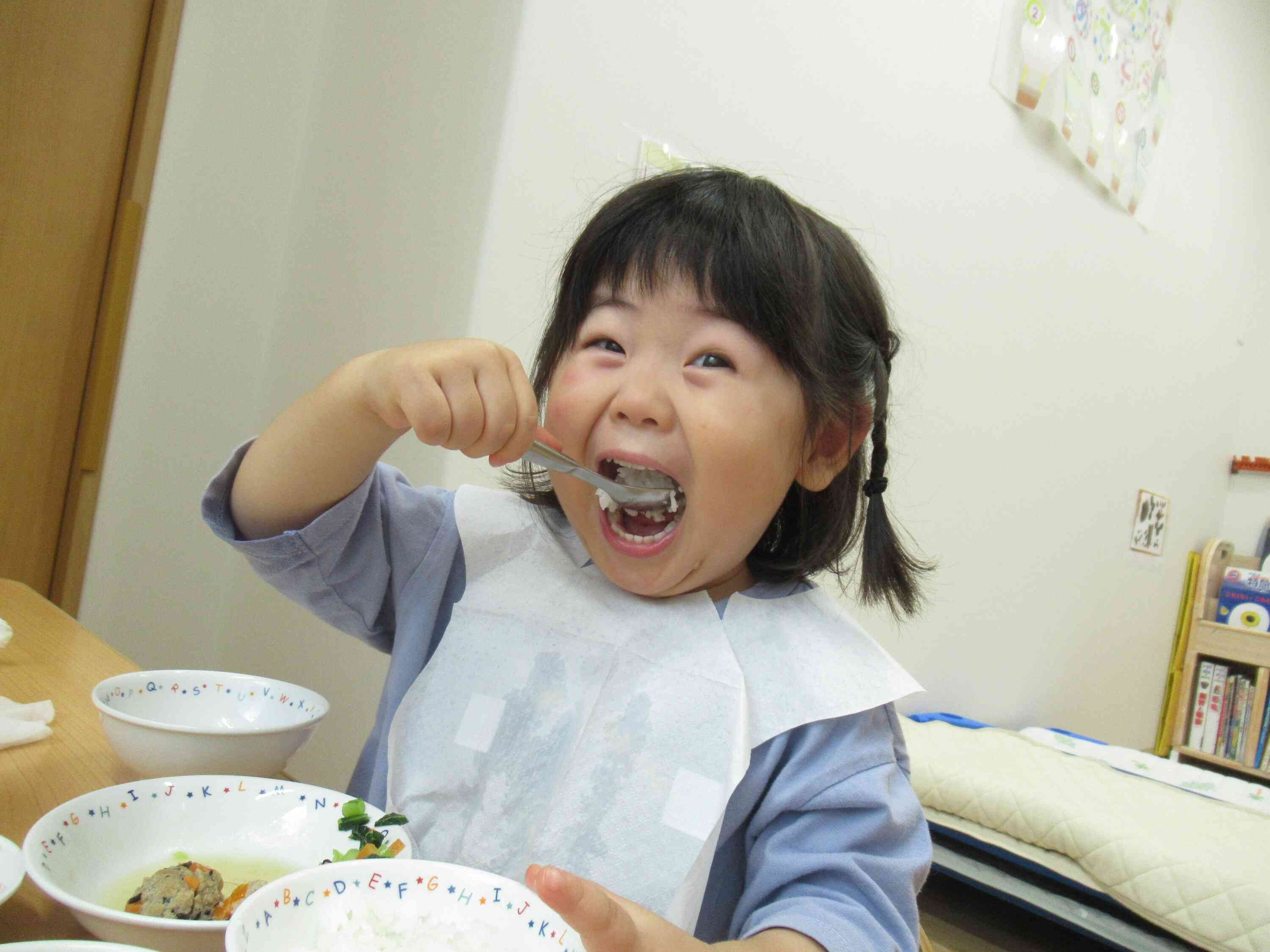 お昼寝前のひととき（２歳児クラス）