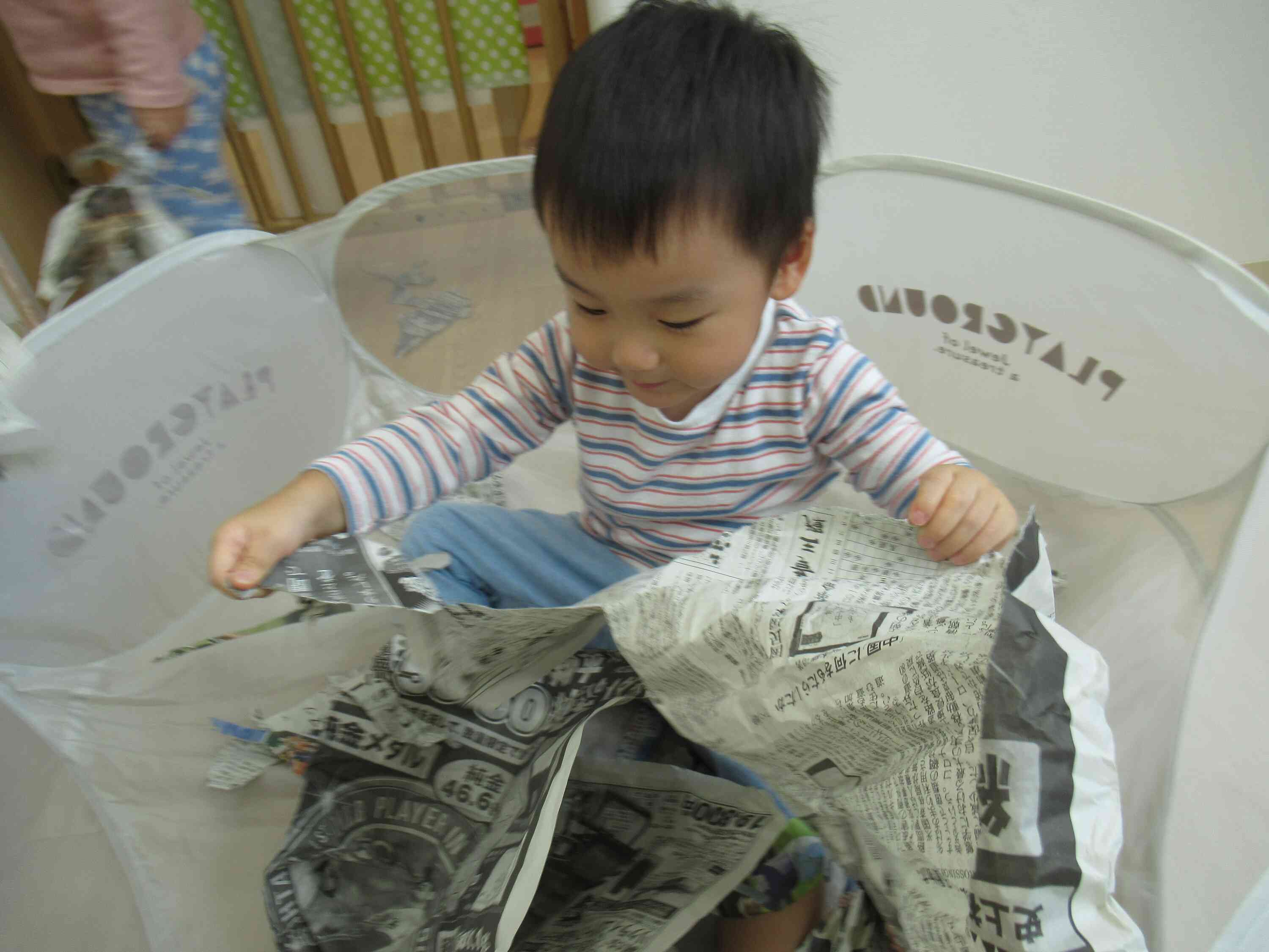 新聞紙ちぎりあそび（１歳児クラス）