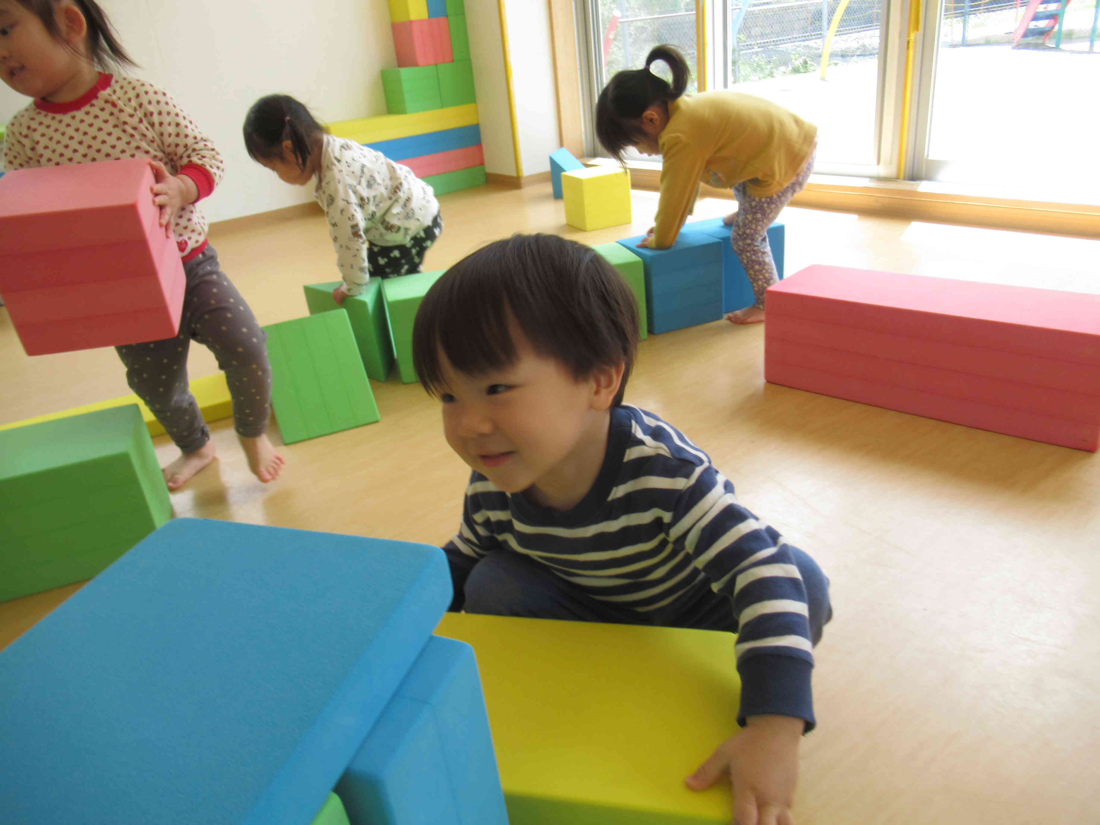 積み木の上を上手に歩けたよ！