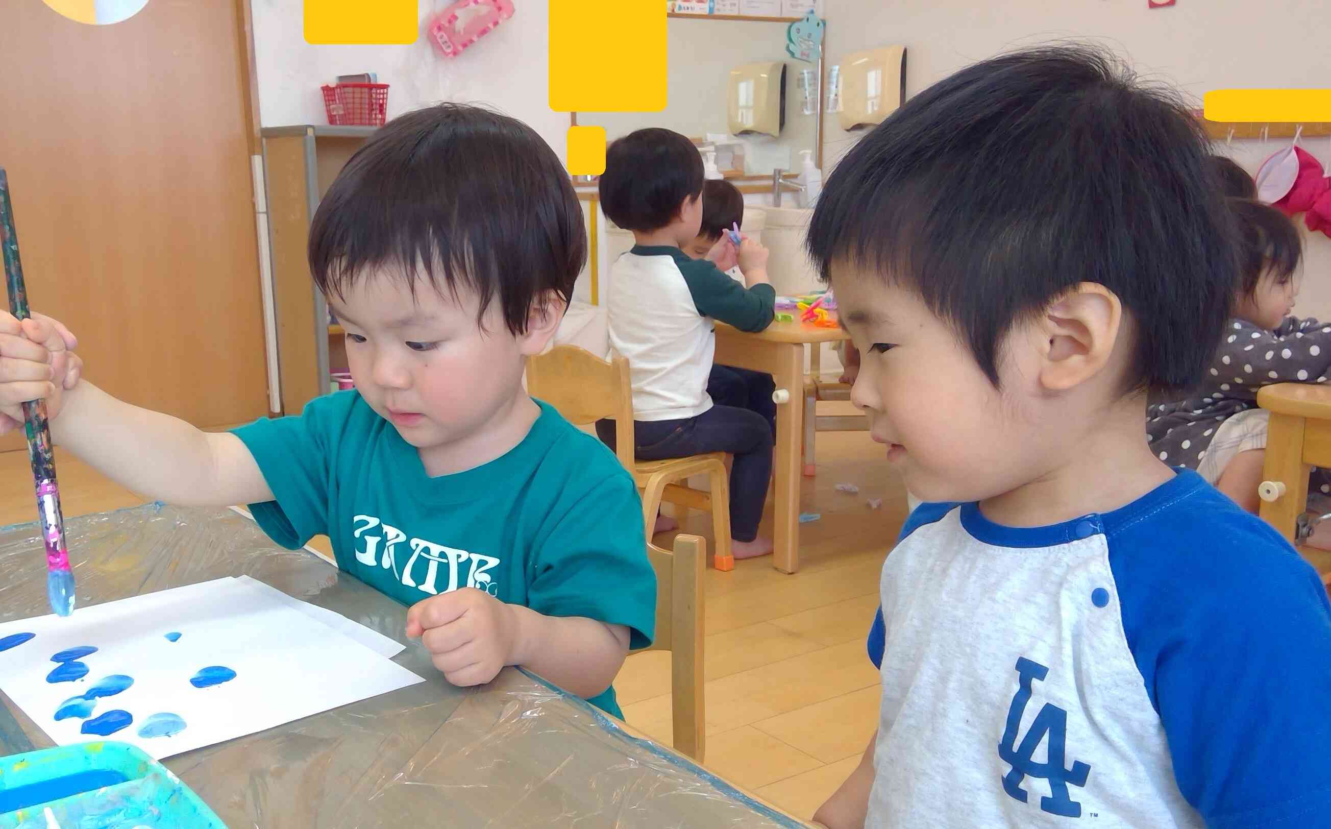 筆に絵の具を付けて、チョンチョン!