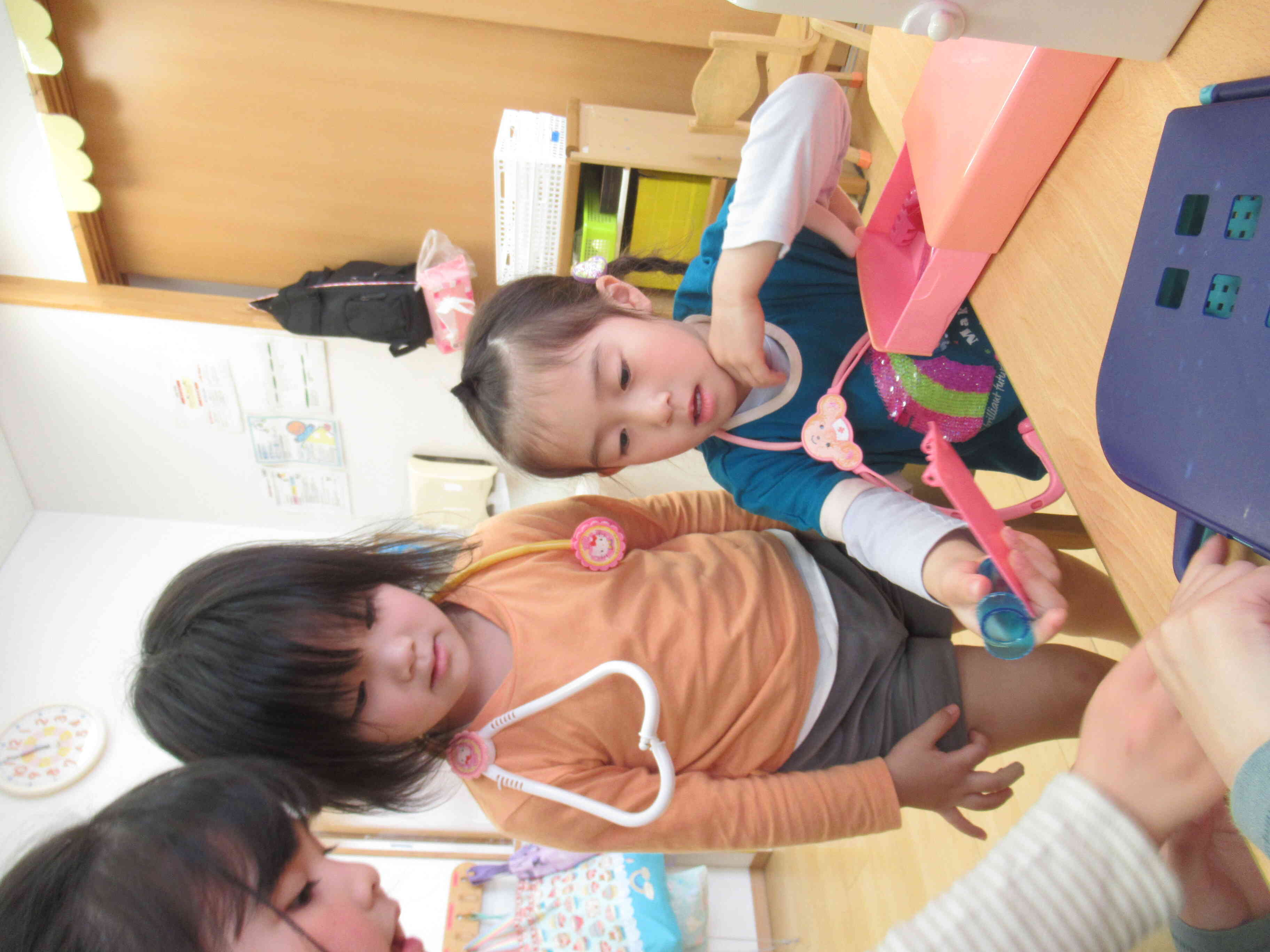 みんなでお医者さんごっこ