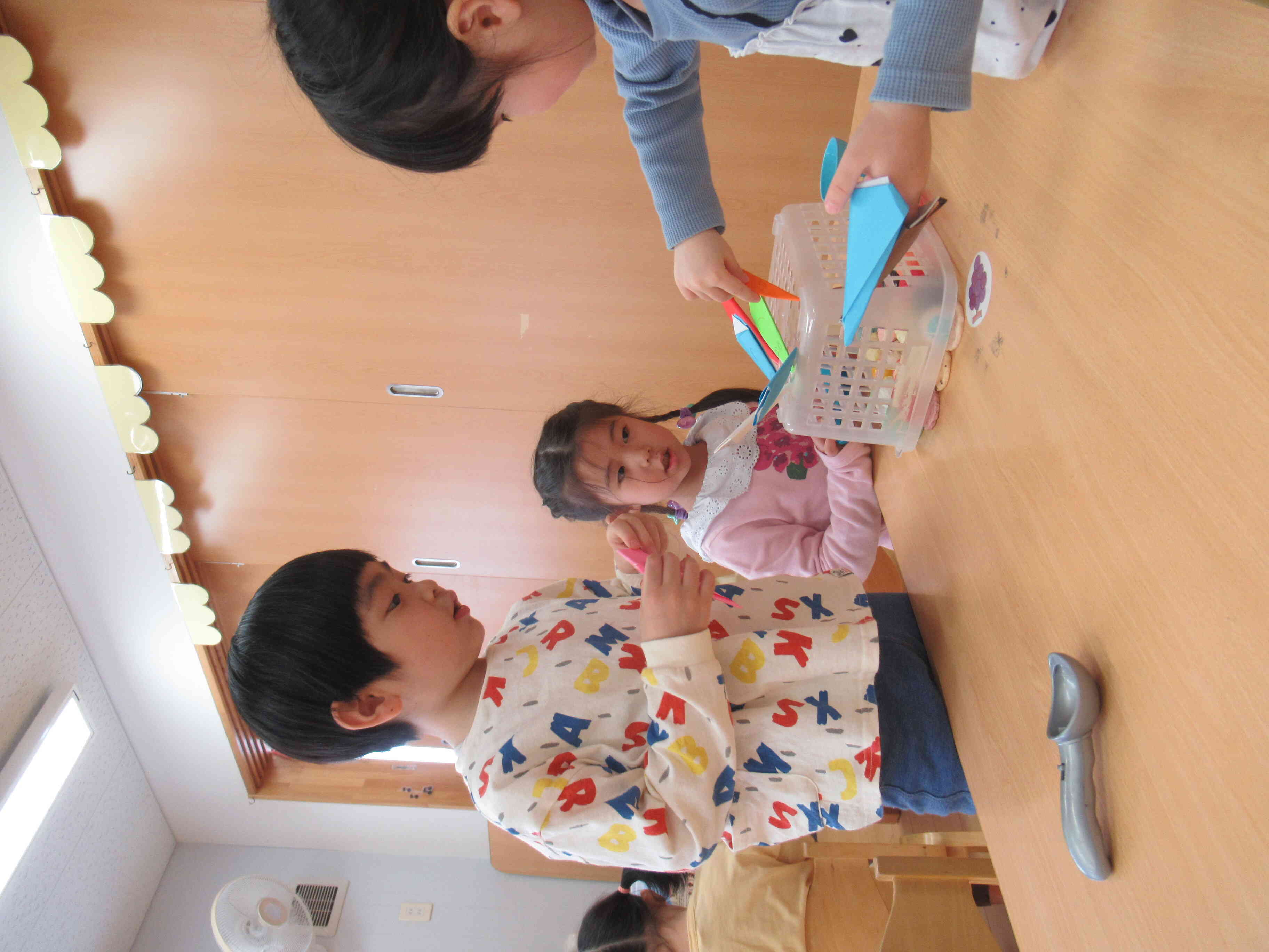 折り紙で作ったアイスのコーンを並べてみたよ