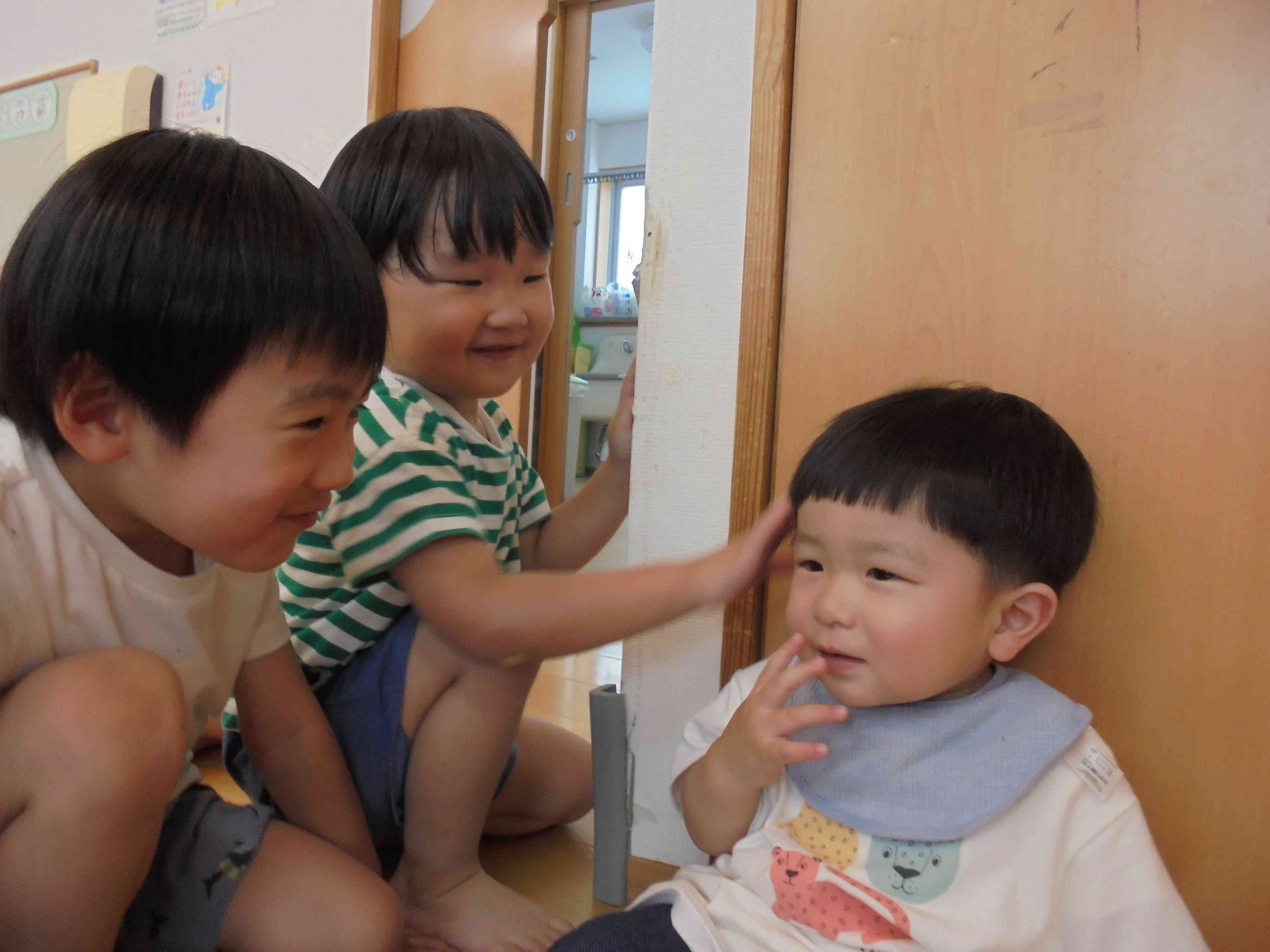 園内散歩の様子（ひよこ組、りす組、ぱんだ組）