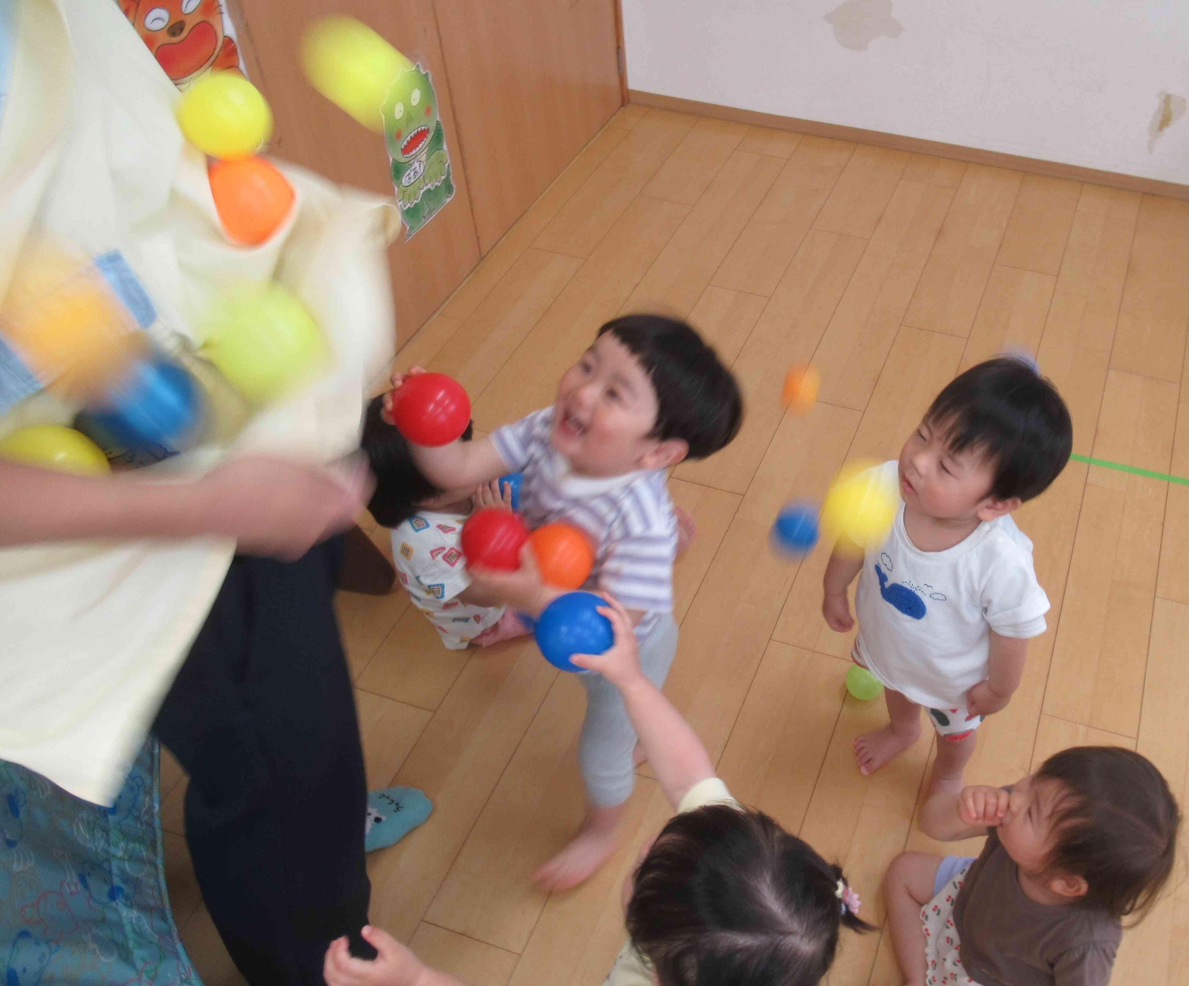 ボール遊びの様子（あひる組、ひよこ組）