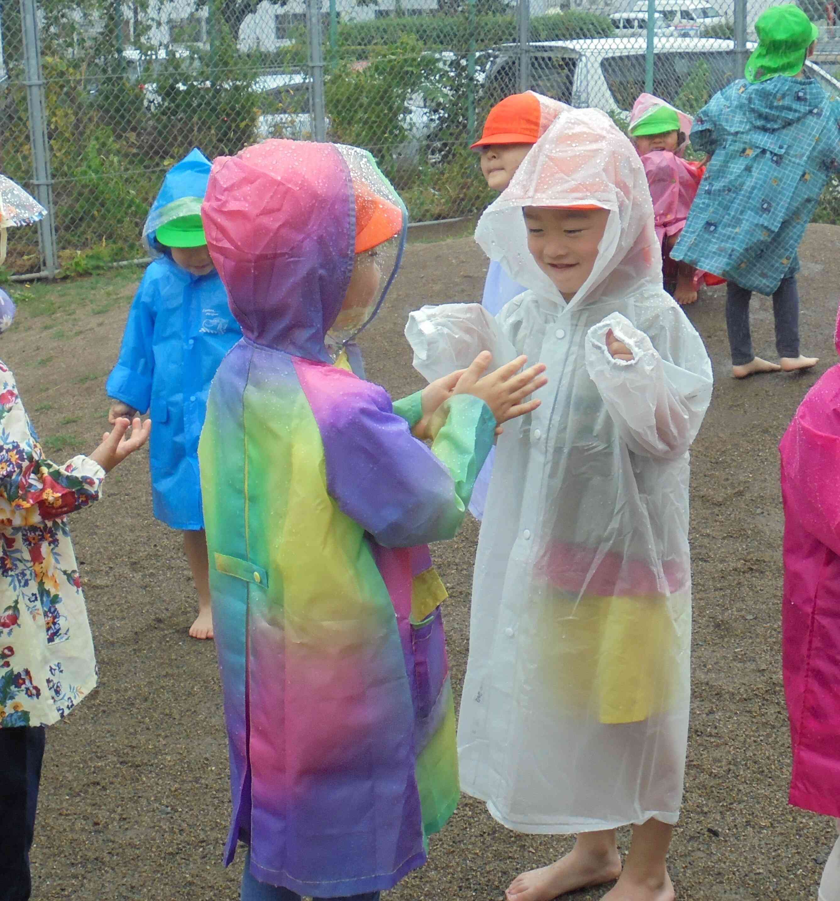 カッパを着て、雨の中遊ぶの楽しいね