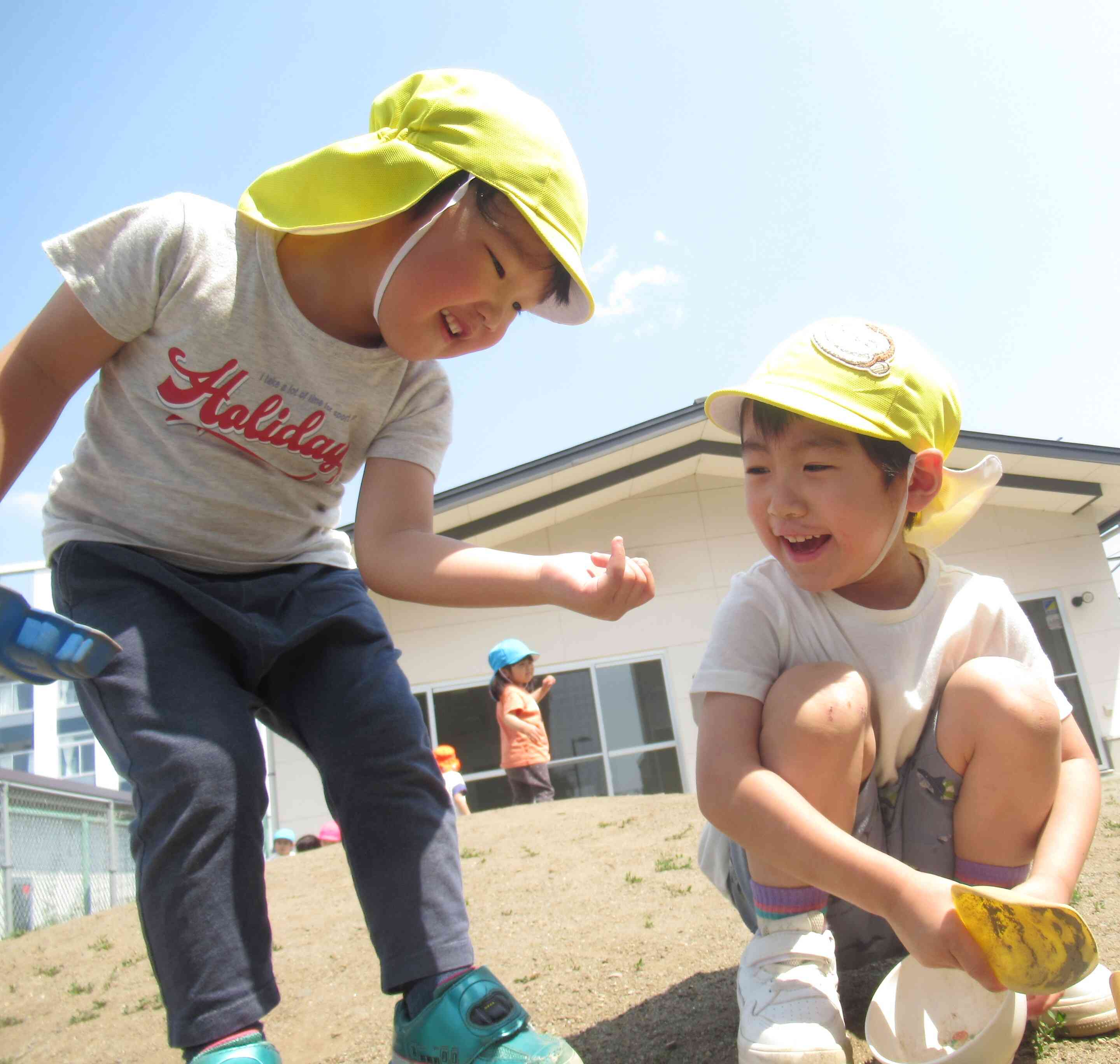 お山の上で虫探し!