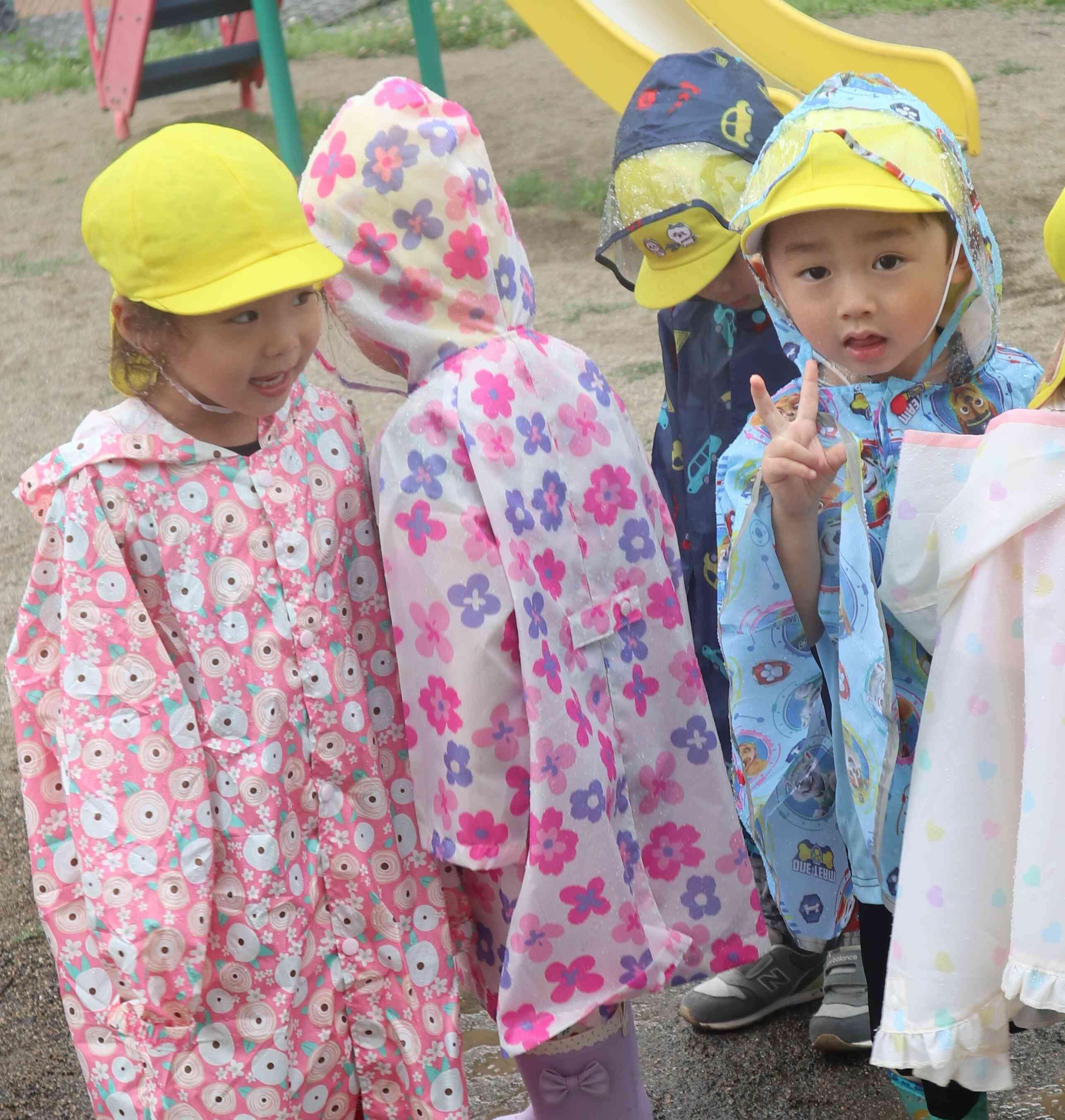 水溜りを踏むと「ぴちゃぴちゃ」って鳴るよ