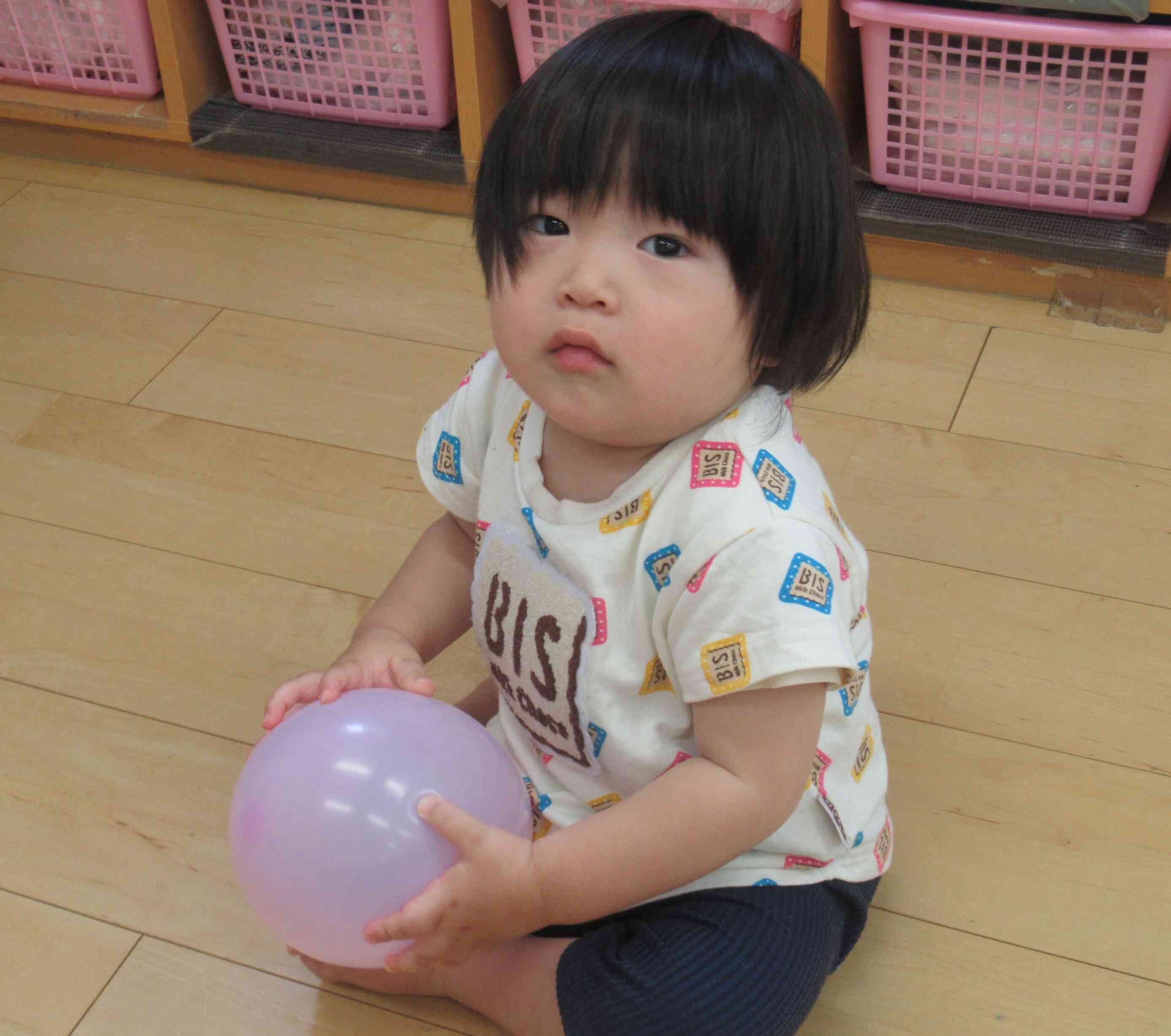 風船遊びの様子（ひよこ・あひる組）