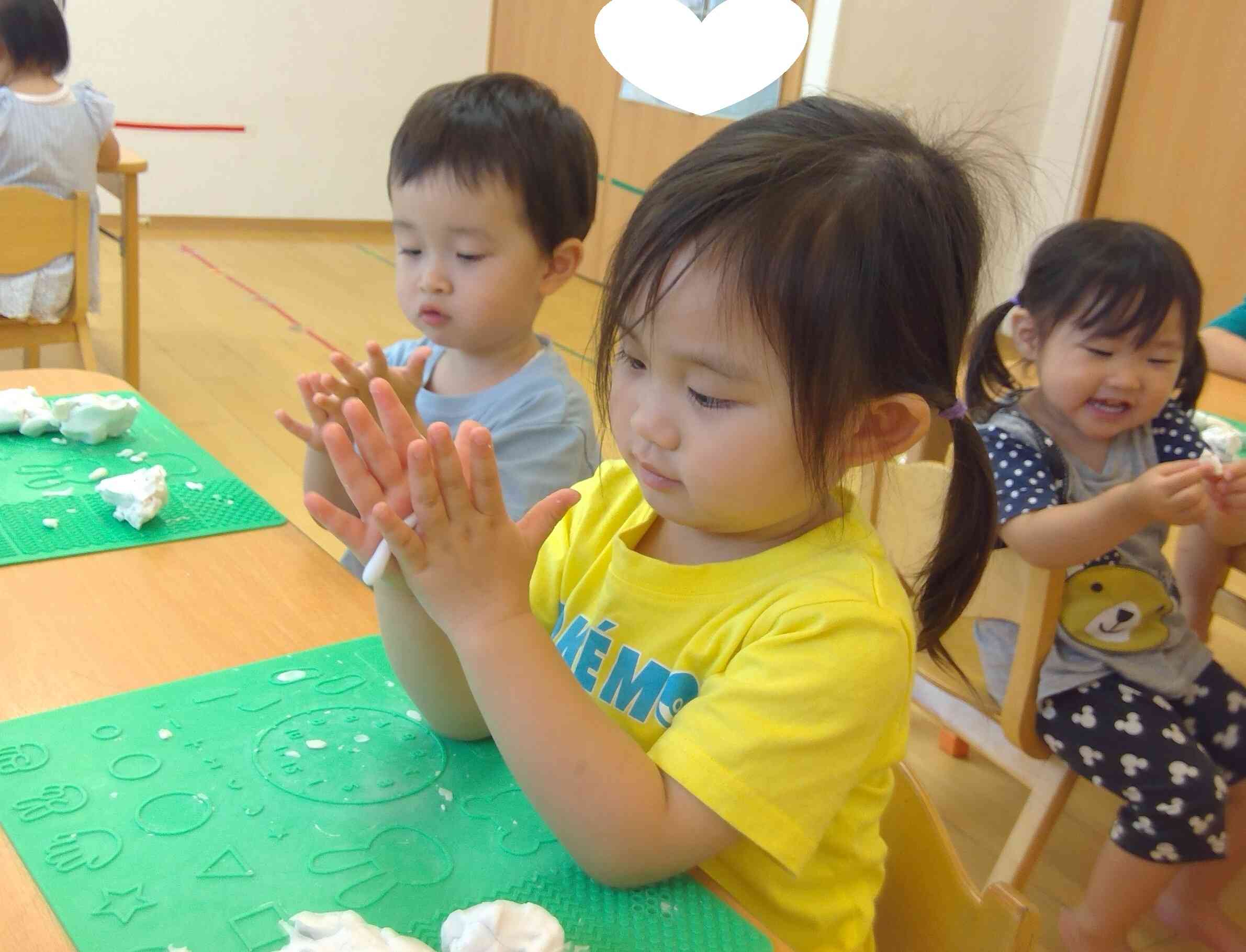粘土遊びの様子（うさぎ組）