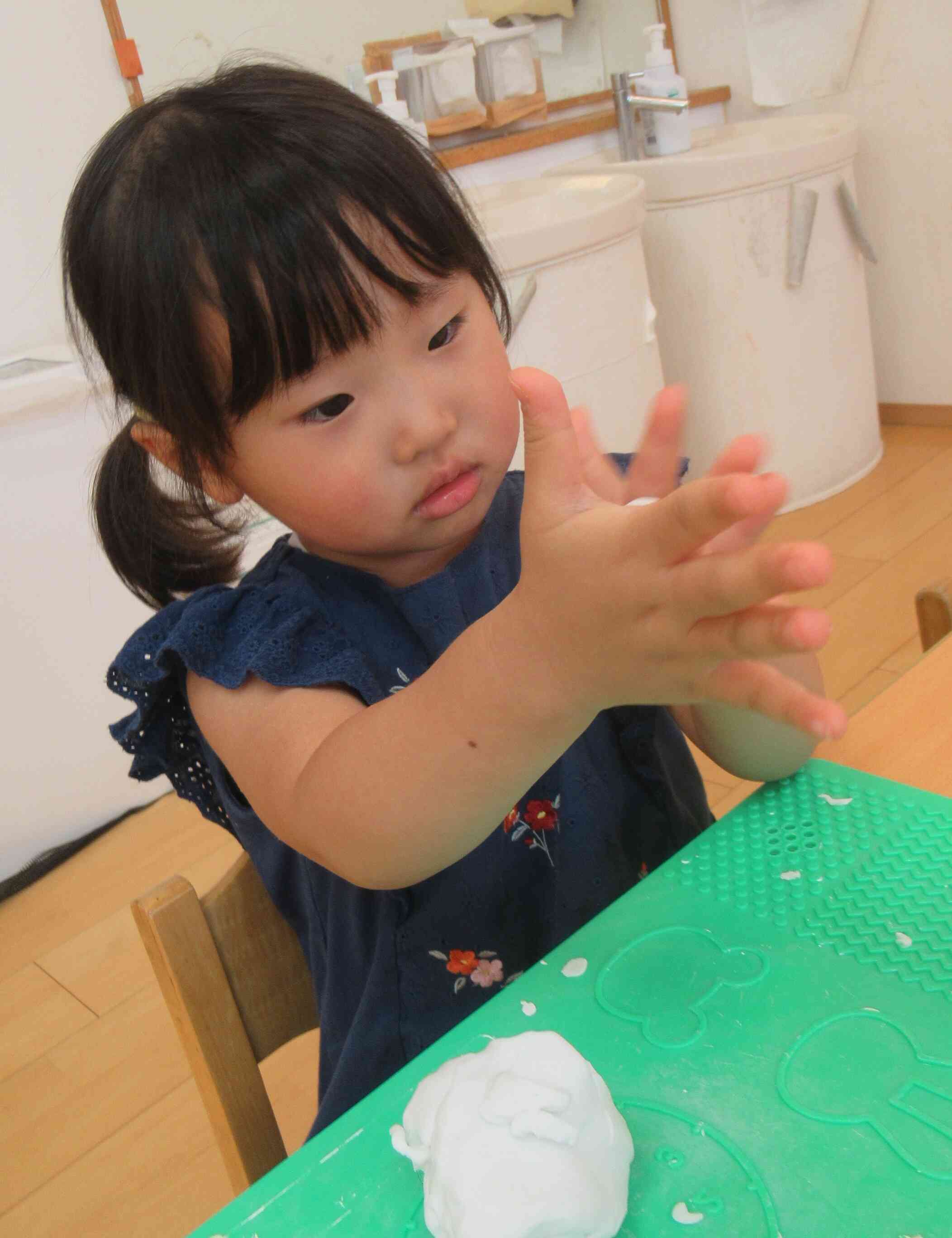 両手を使ってコネコネ！