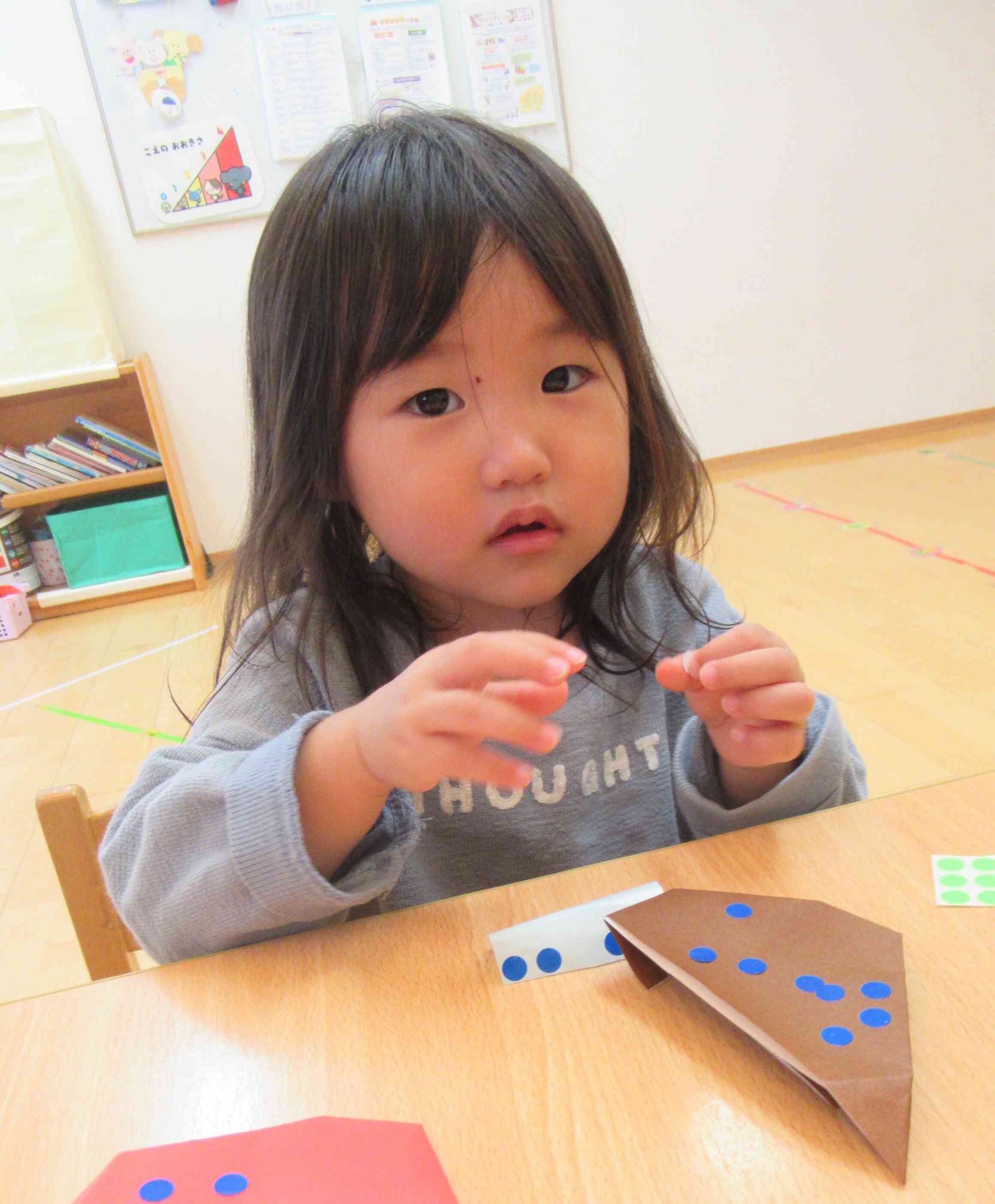 シールをペタペタ！