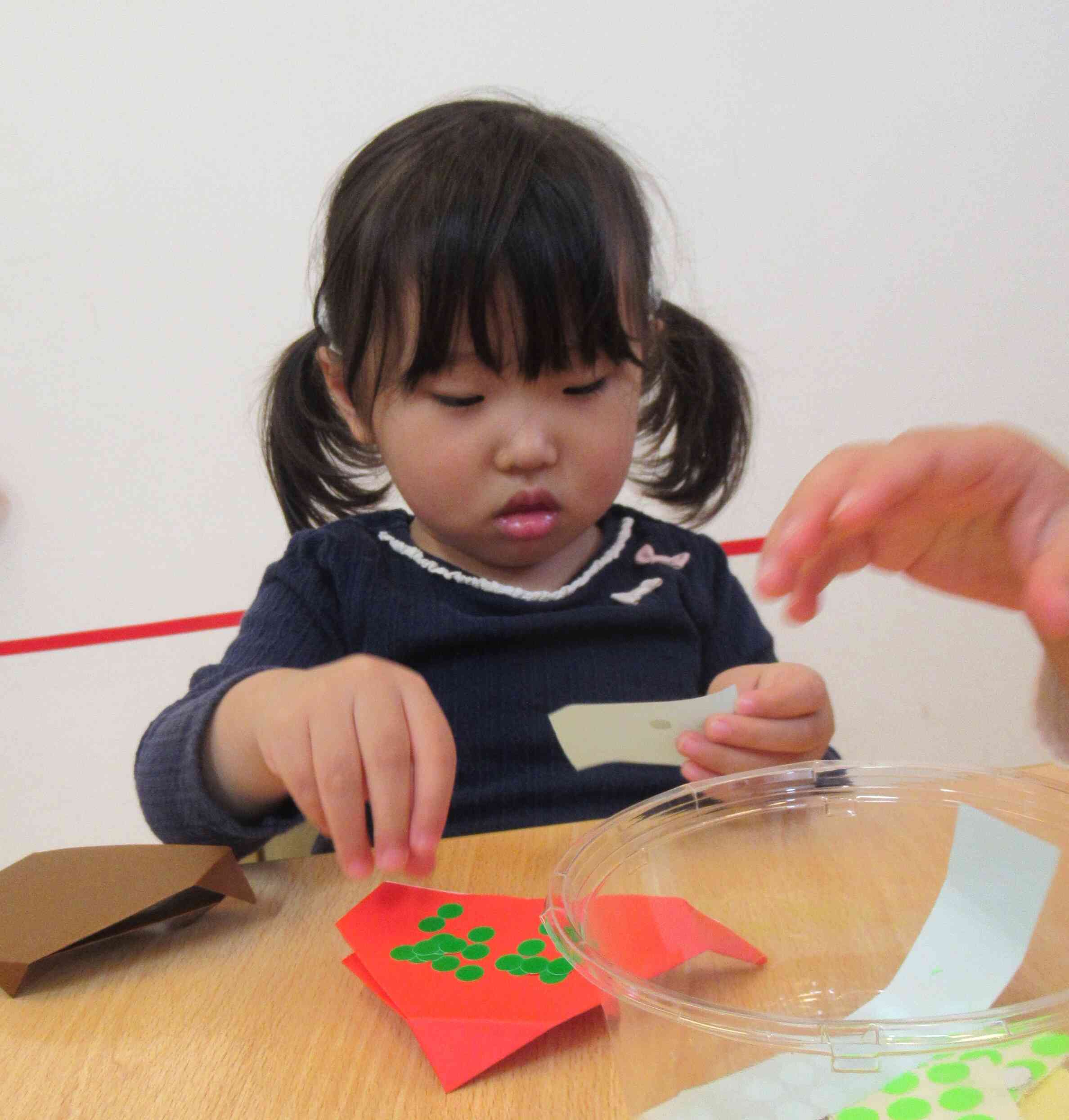 シールを貼って、飾りつけしたよ！