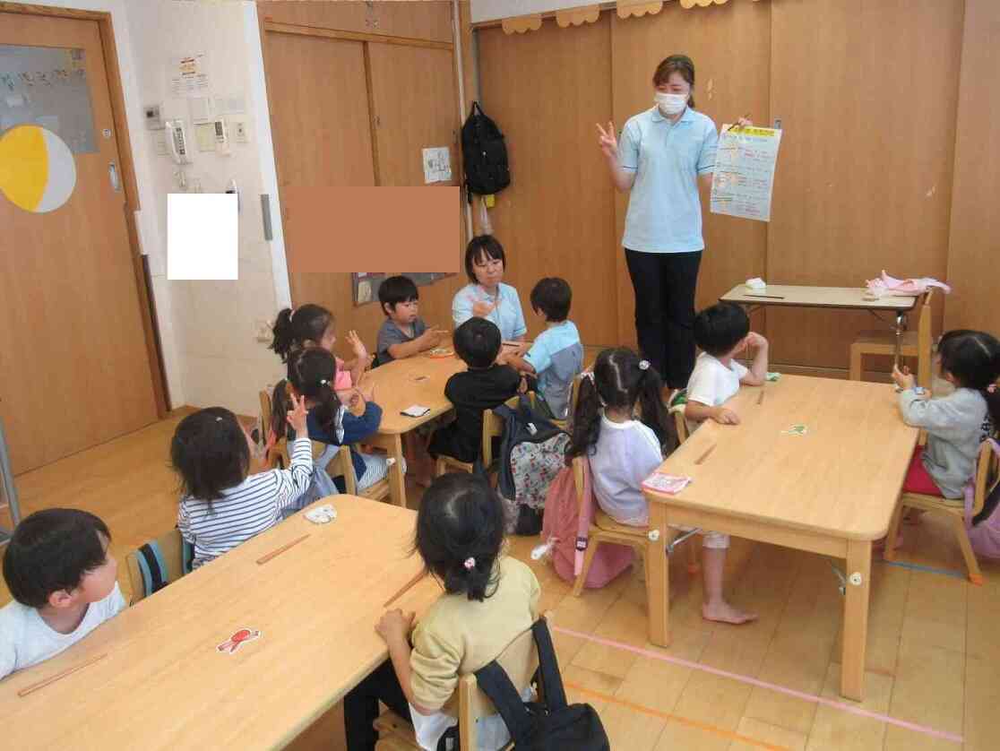 お箸を持ってみたよ（りす組）