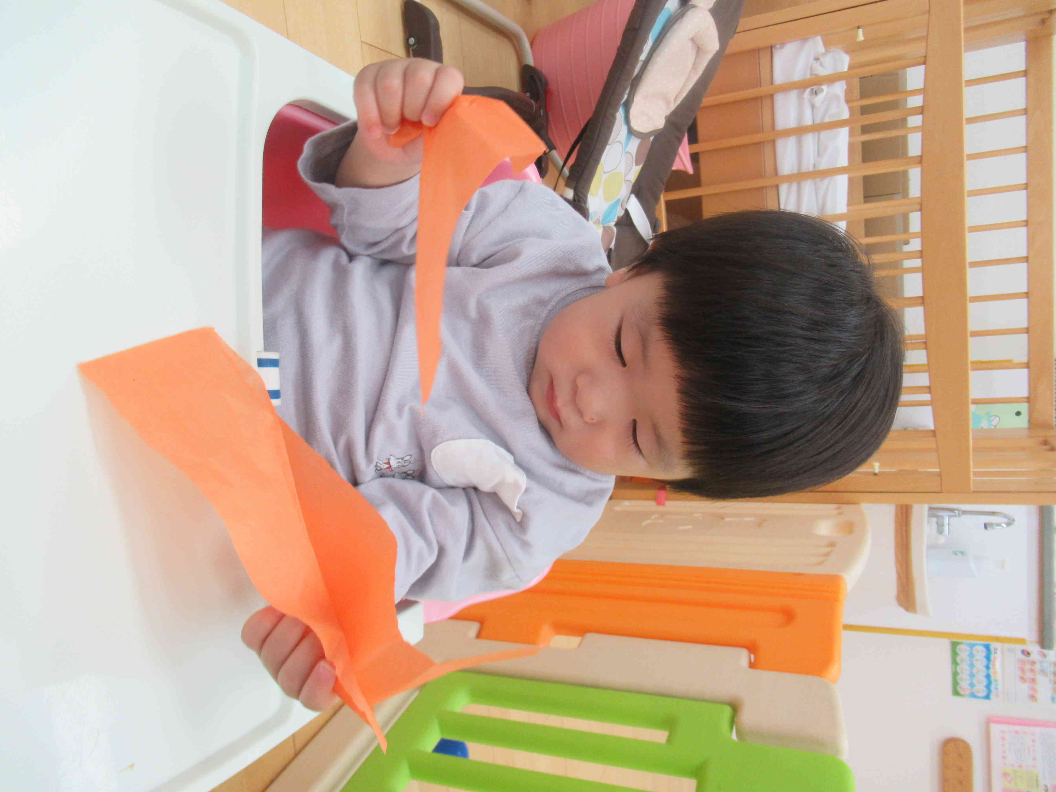 花紙をビリビリ