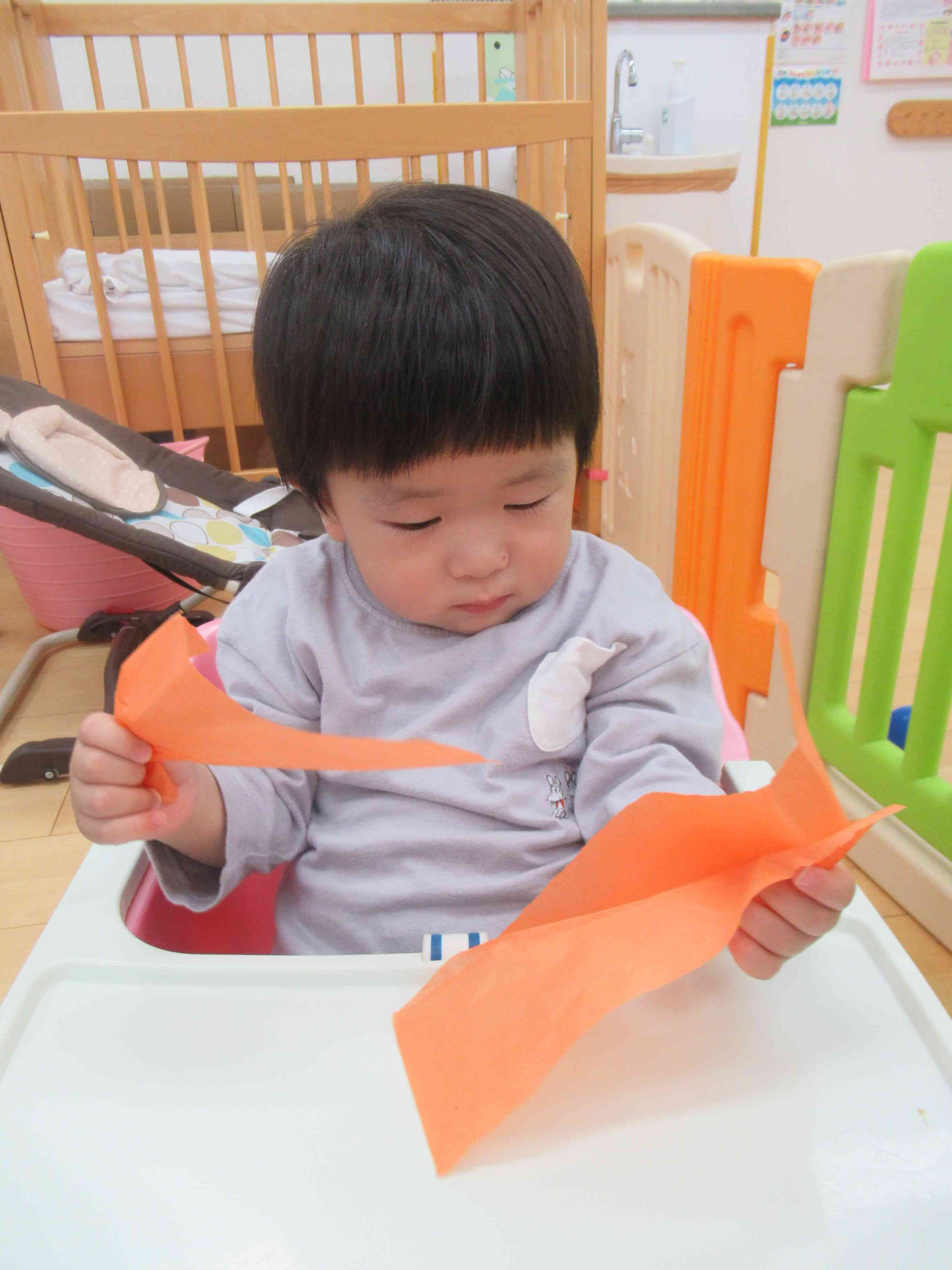 コップに興味津々！