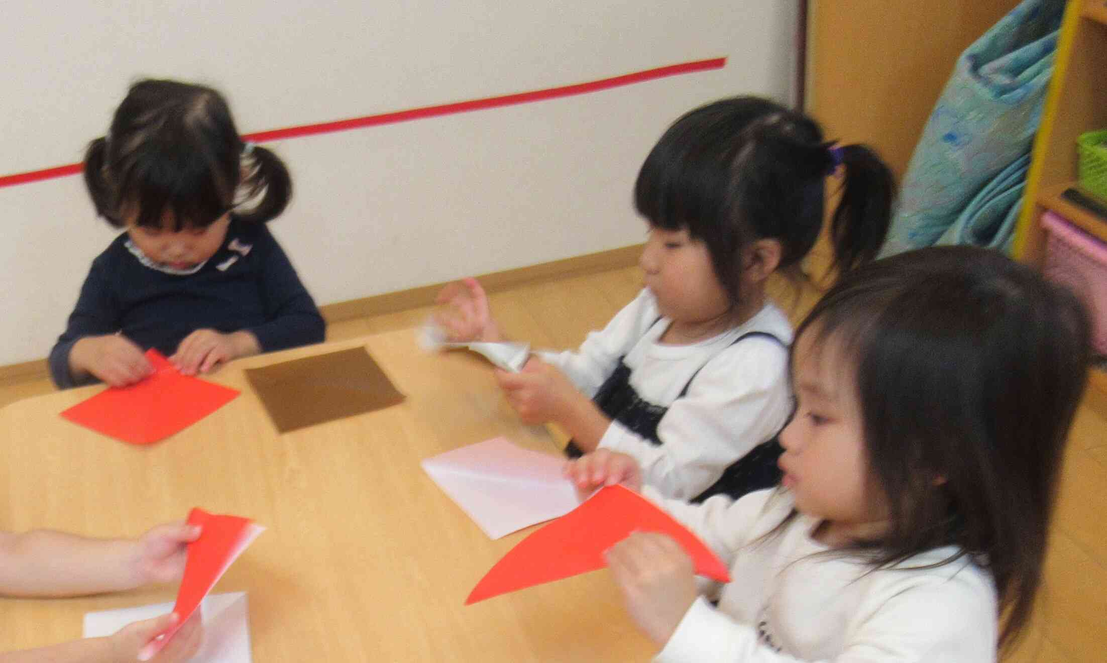 端っこをよく見て、三角に折ります！