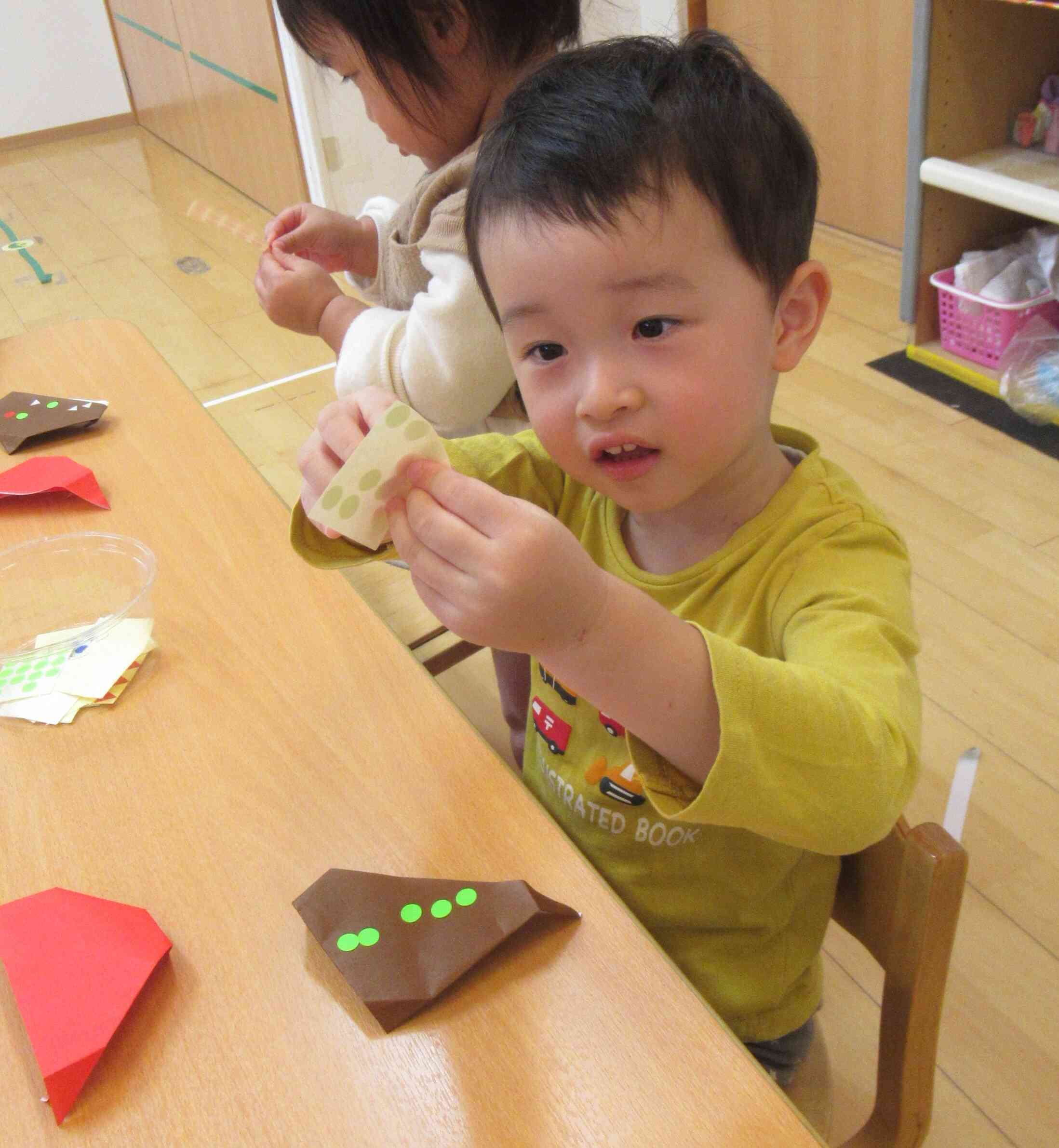 シールで飾り付け