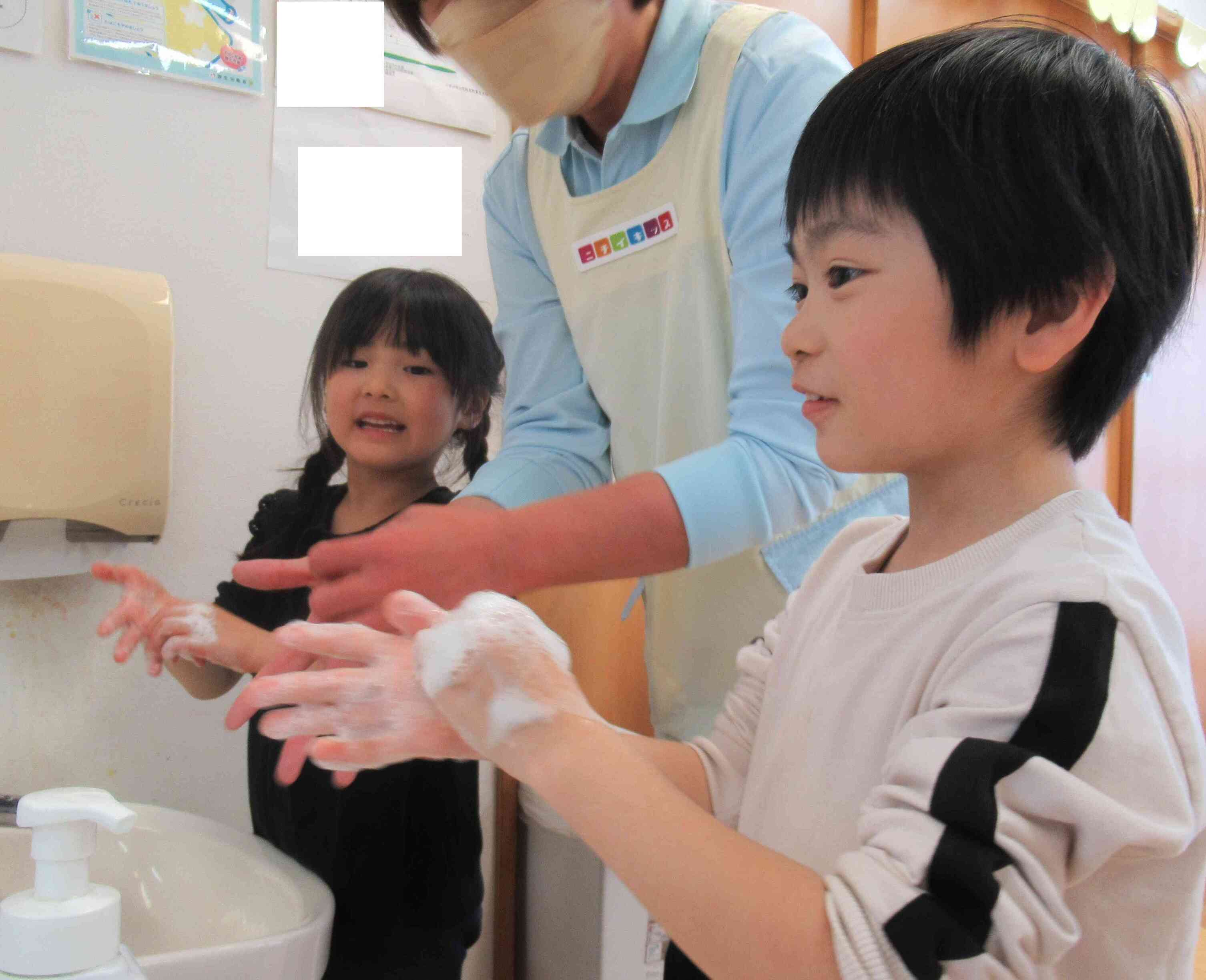 オオカミポーズで爪の間もしっかりとね