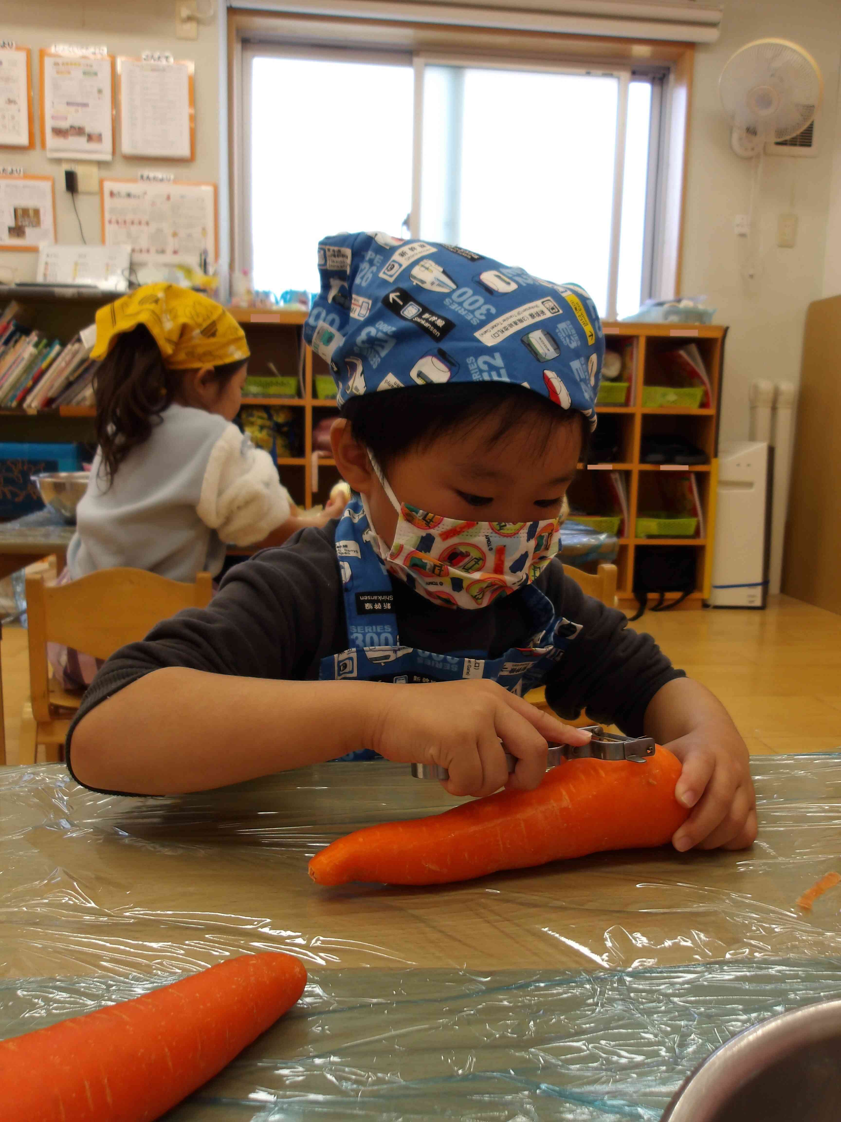 にんじんの皮むきに集中…