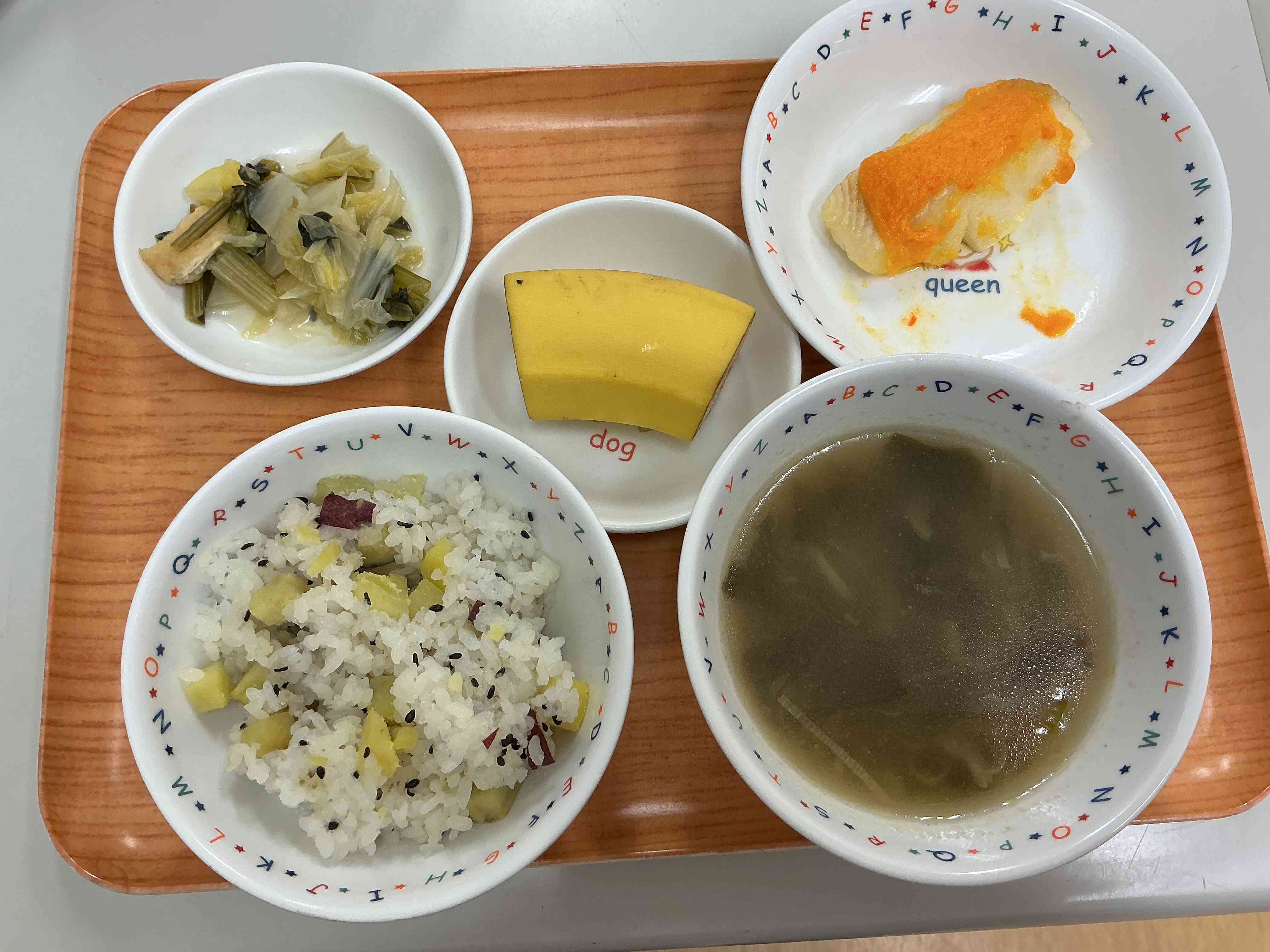 ・さつまいもごはん・レンコン汁・かれいのもみじ焼き・白菜の煮浸し・バナナ