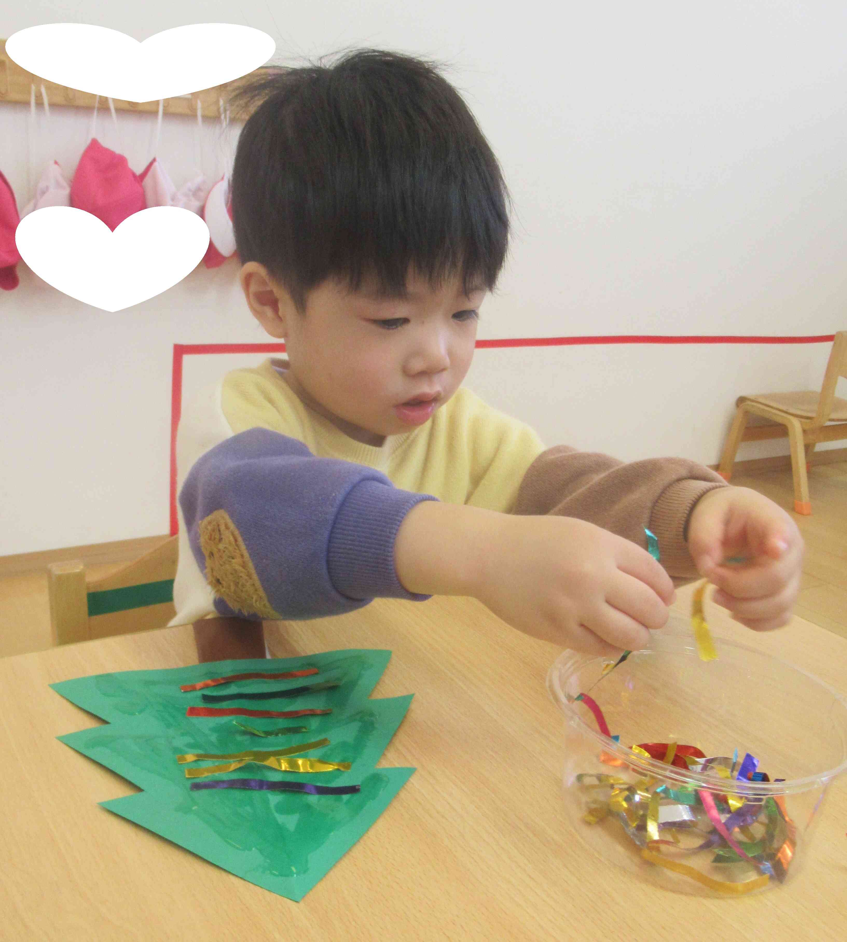 クリスマスツリー製作の様子（うさぎ組）