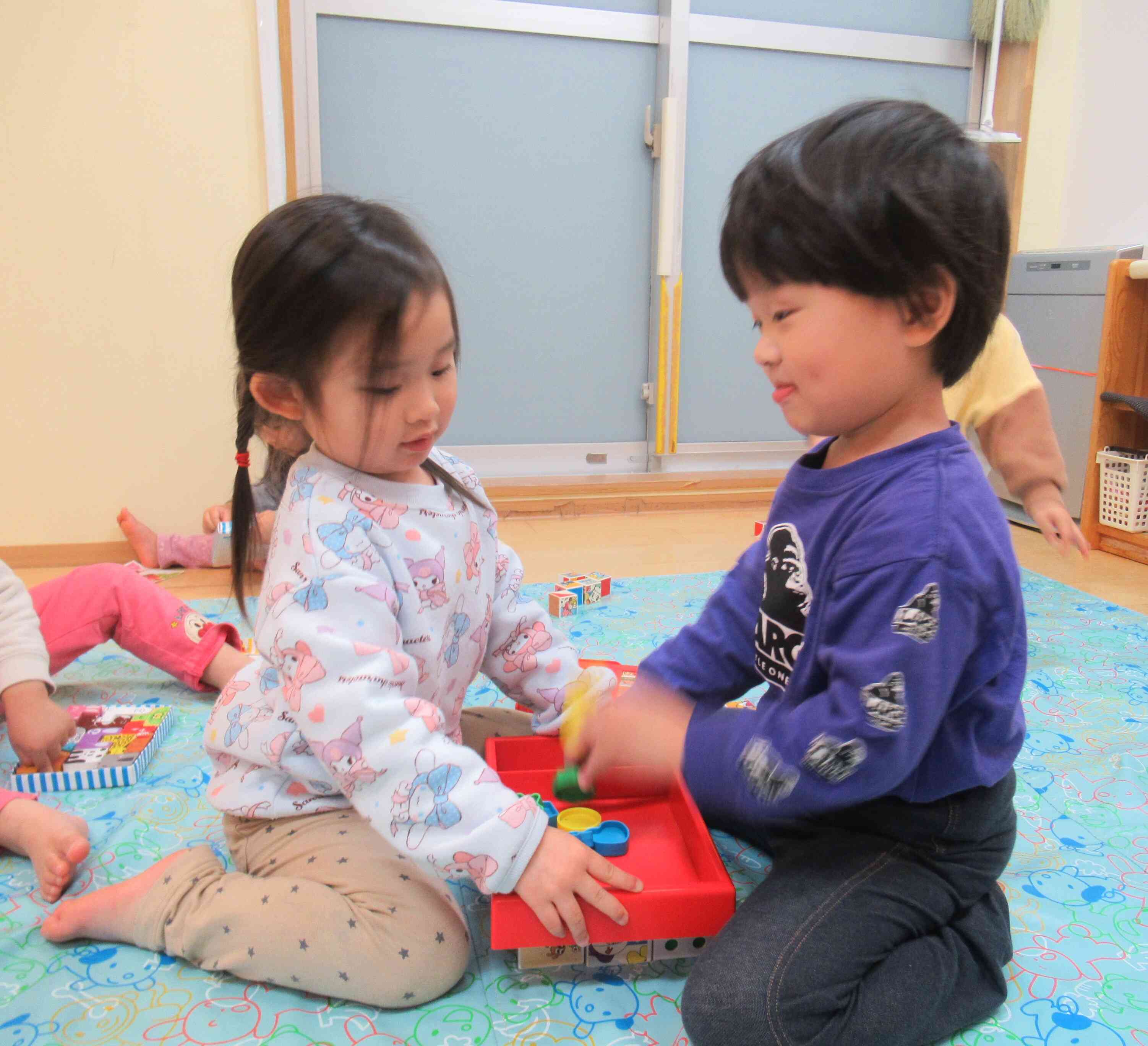 お友だちと一緒にパズルに挑戦したよ