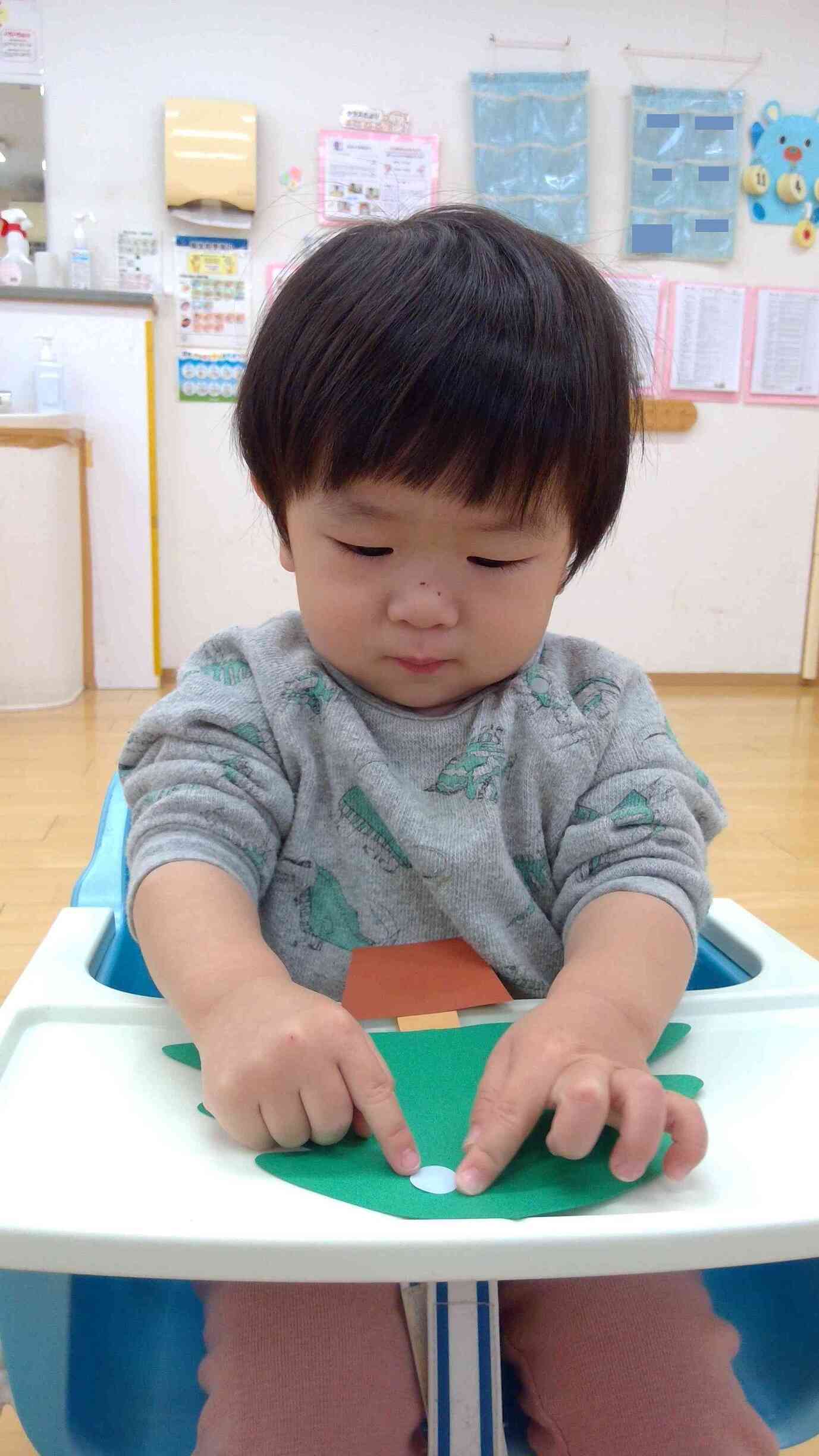 クリスマスツリーの製作の様子（ひよこ組）