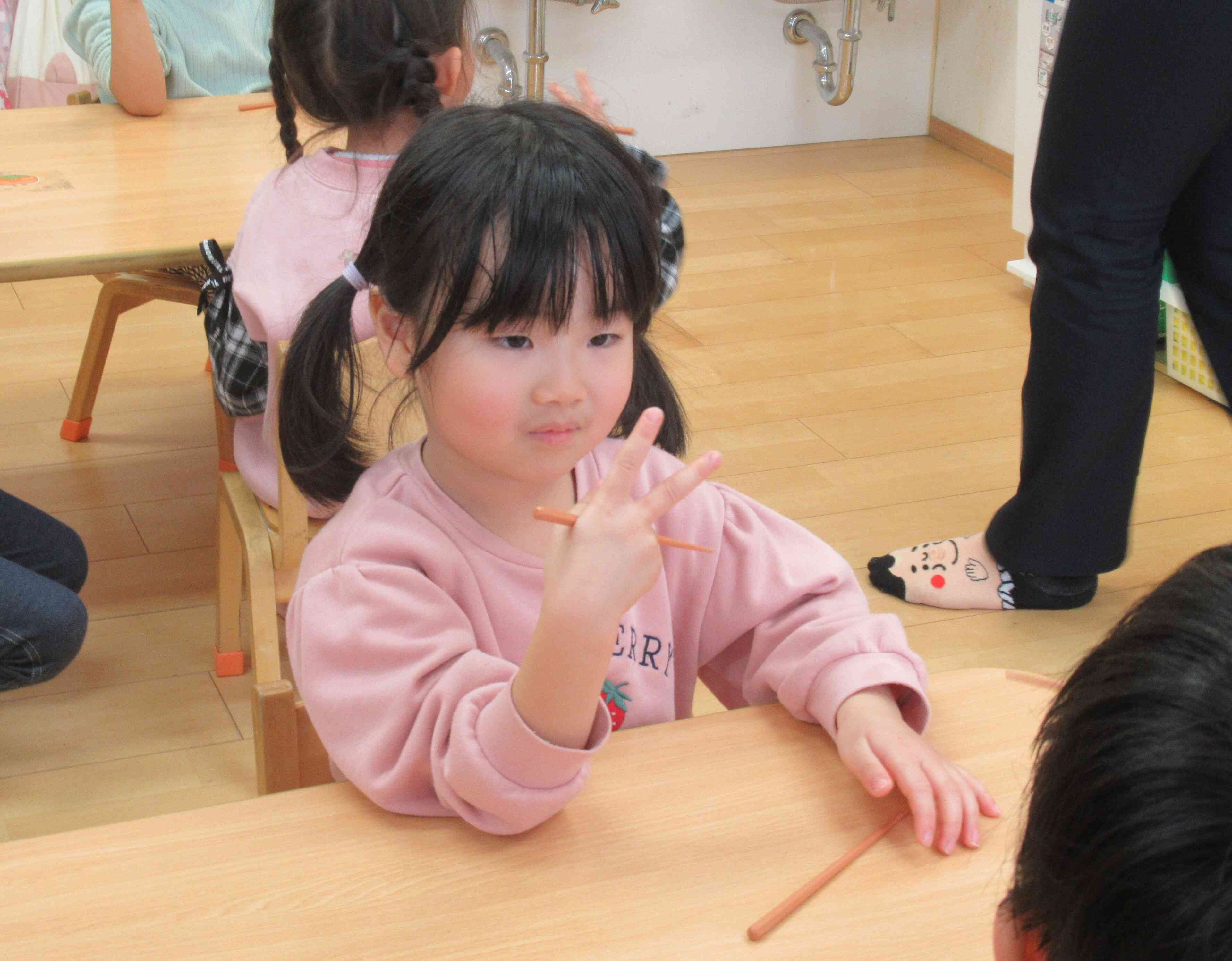 最初はチョキの指をつくったね