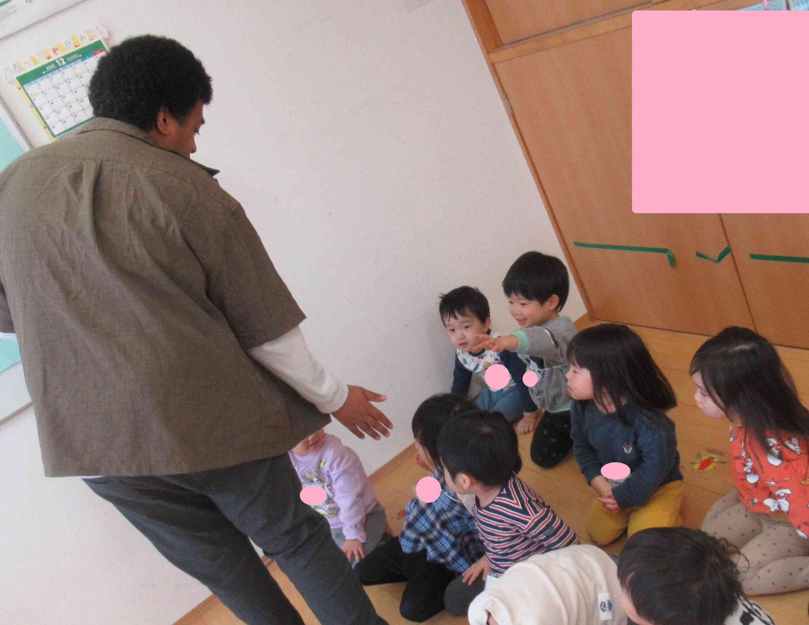 「ハロー」の挨拶をしながらタッチ！