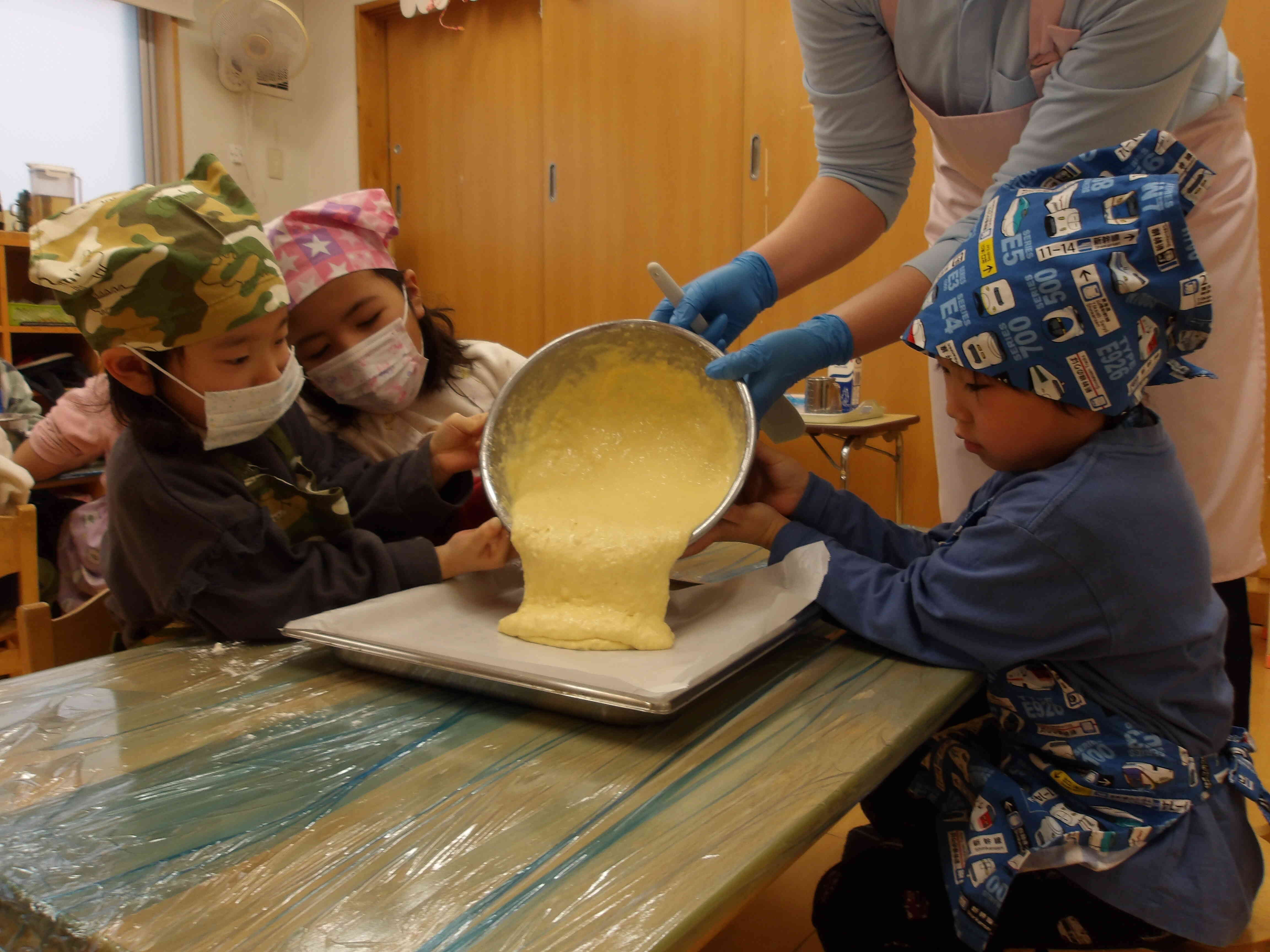 できた生地は大きな鉄板に移しました！