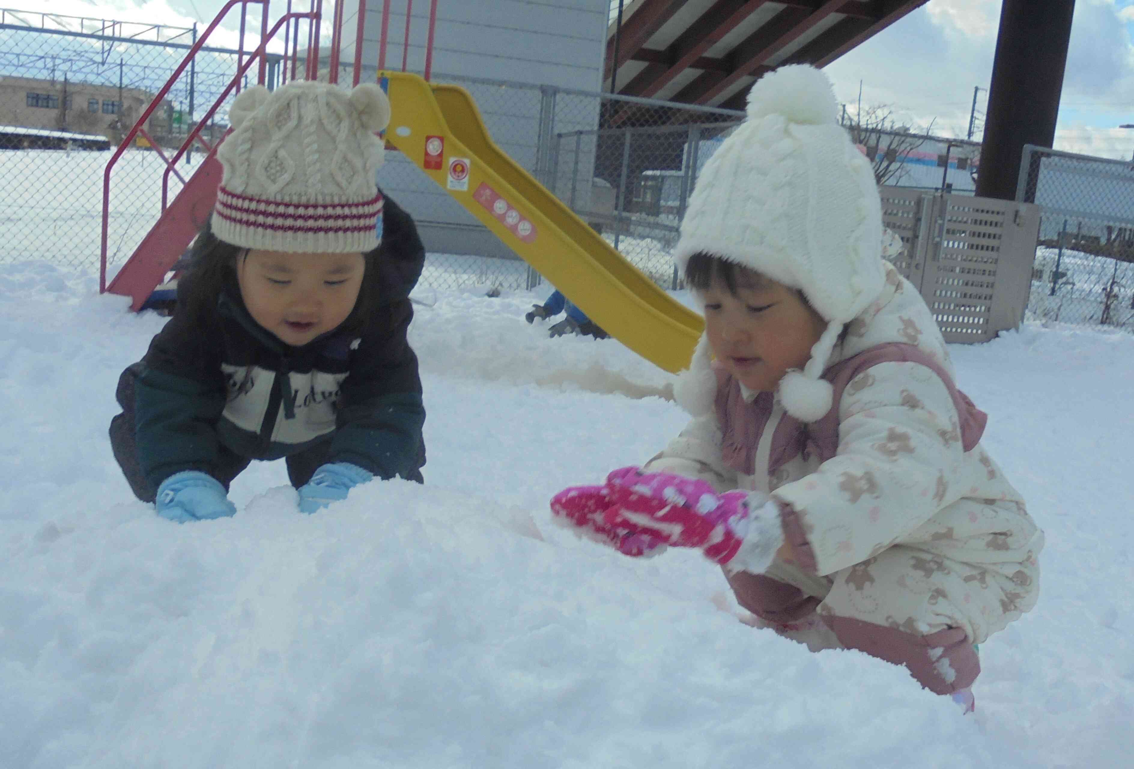 雪を集めてお山作り！