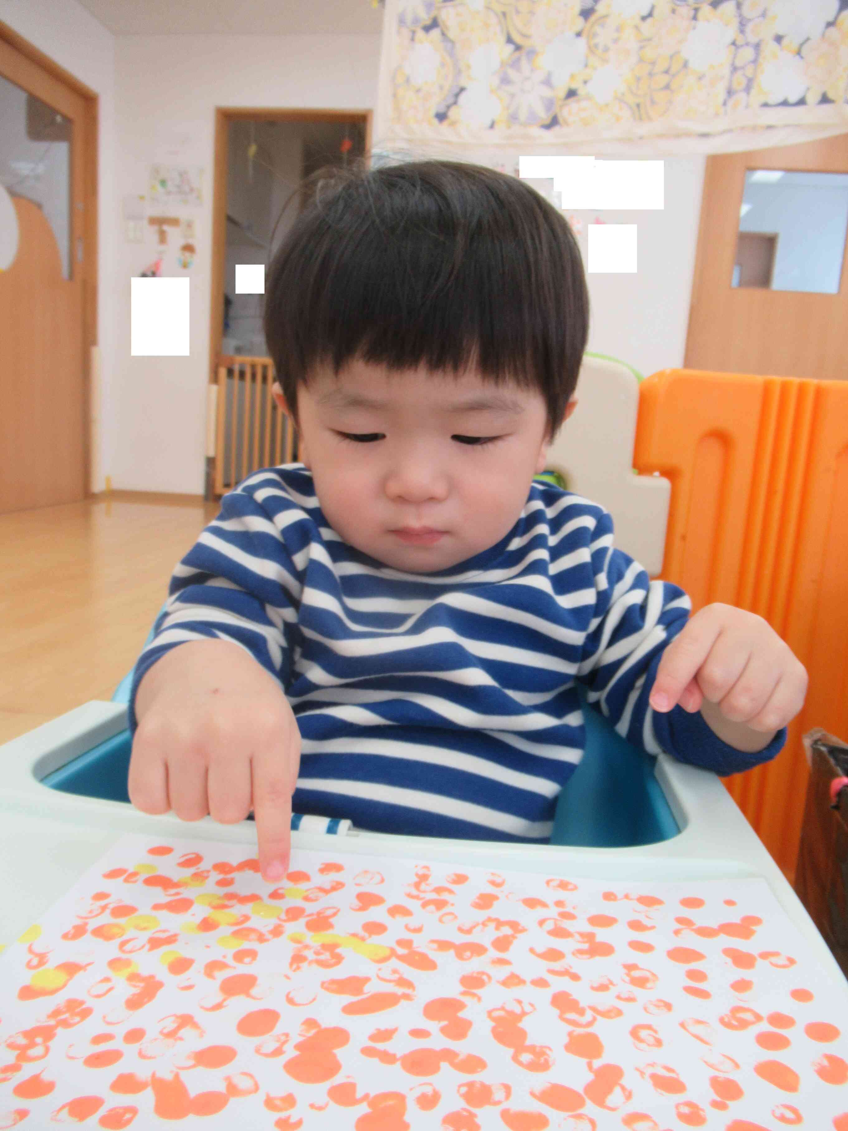 指でペタペタ楽しいな