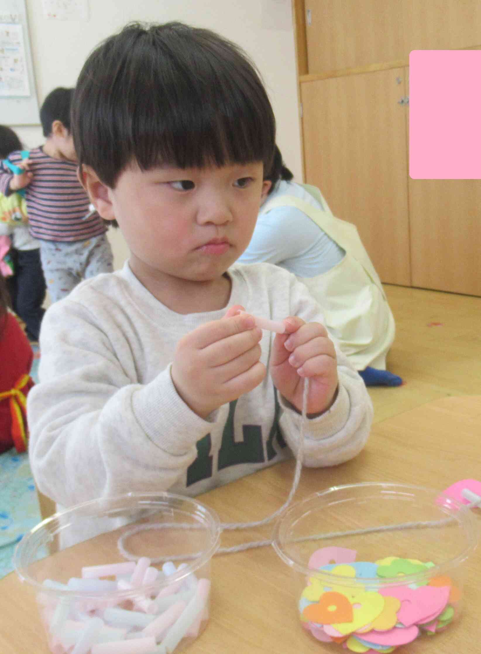 指先を使って上手に紐を通します！