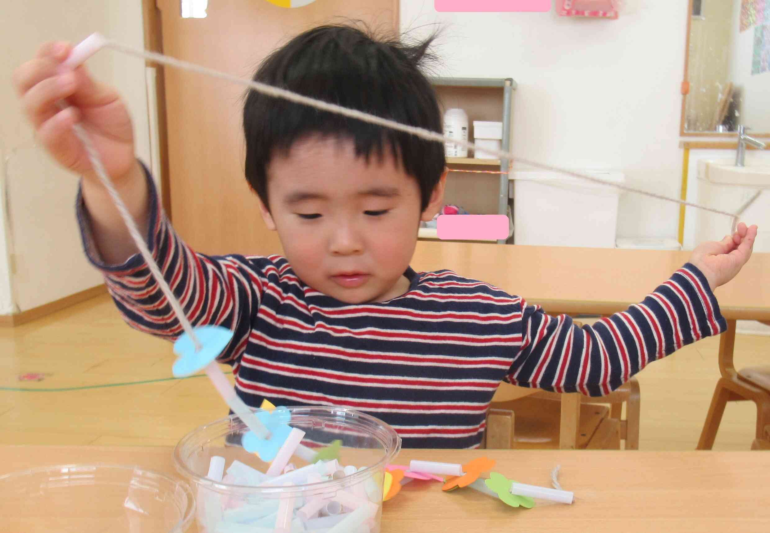 慎重に紐を引っ張ります！